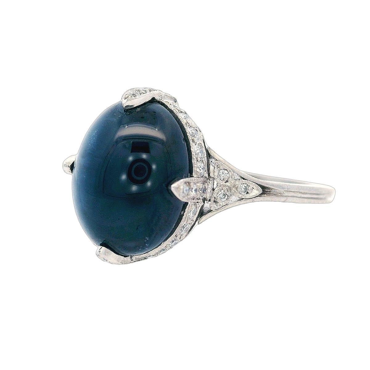 Bague Art déco en or 18 carats avec saphir bleu 5,50 carats et diamants Excellent état - En vente à Aventura, FL