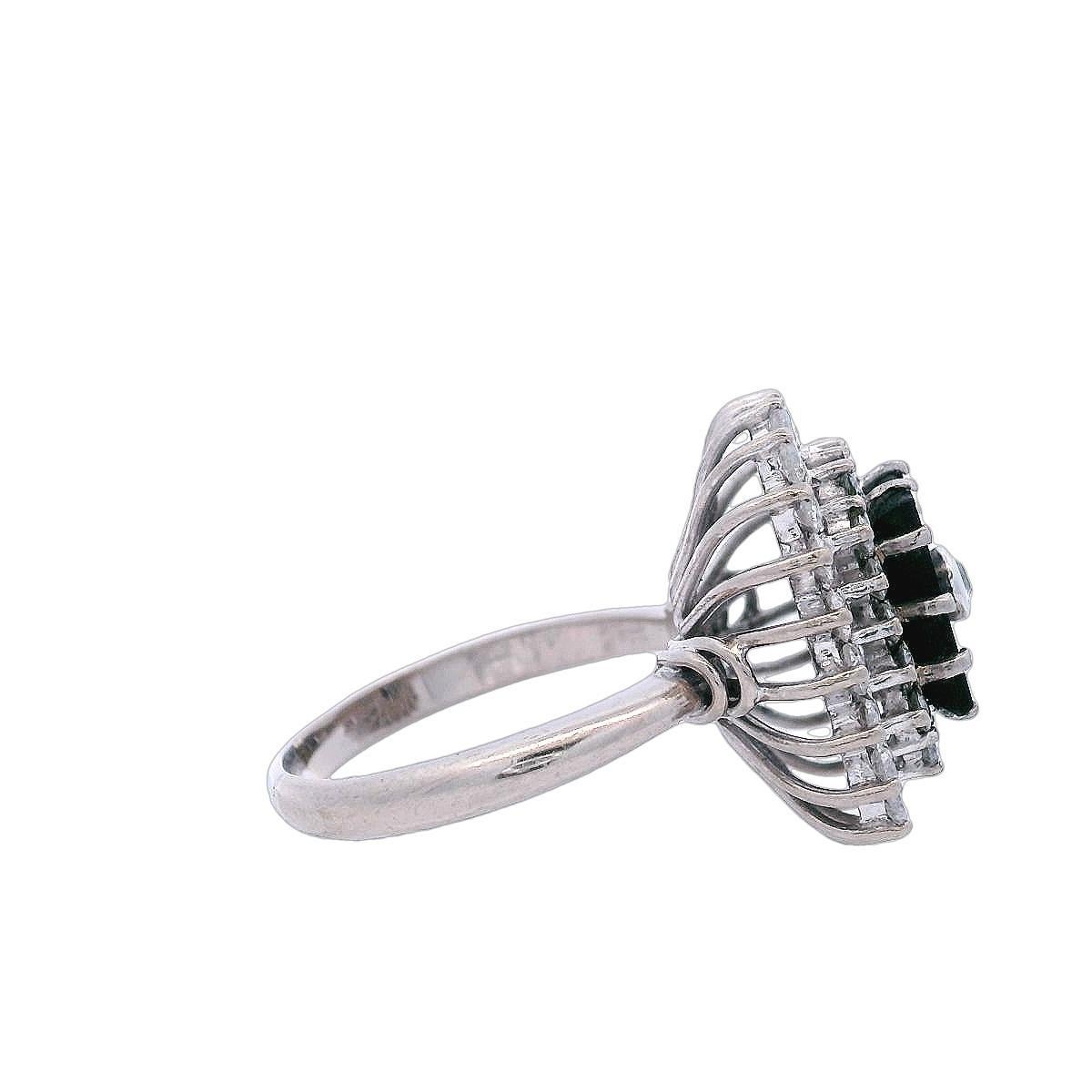 Anillo Art Déco de Oro de 18 Kt con Diamantes y Ónice en Bueno estado para la venta en Aventura, FL