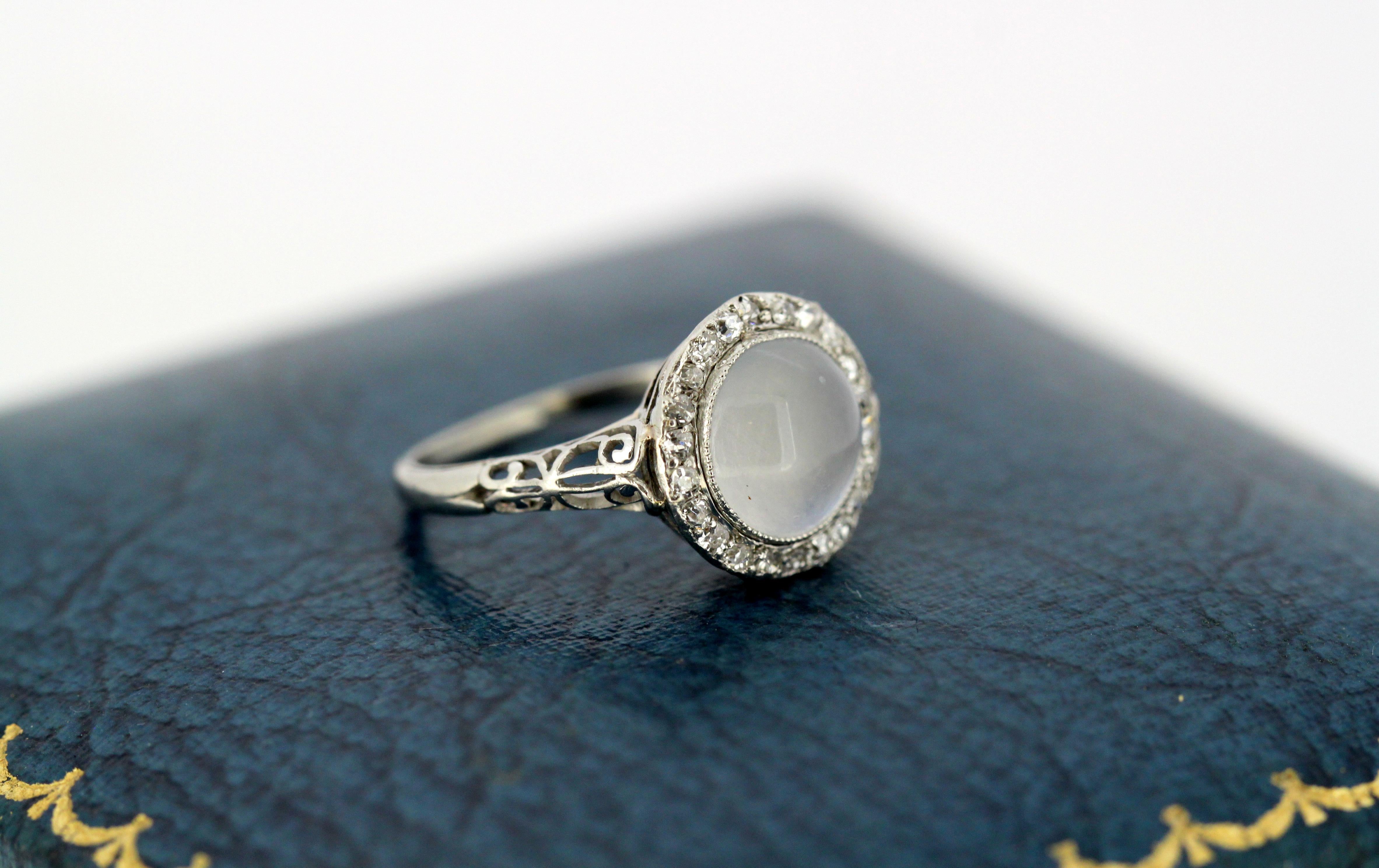 Art Deco 18 Karat Gold Ladies Ring with Natural Moonstone and Diamonds, 1910 1