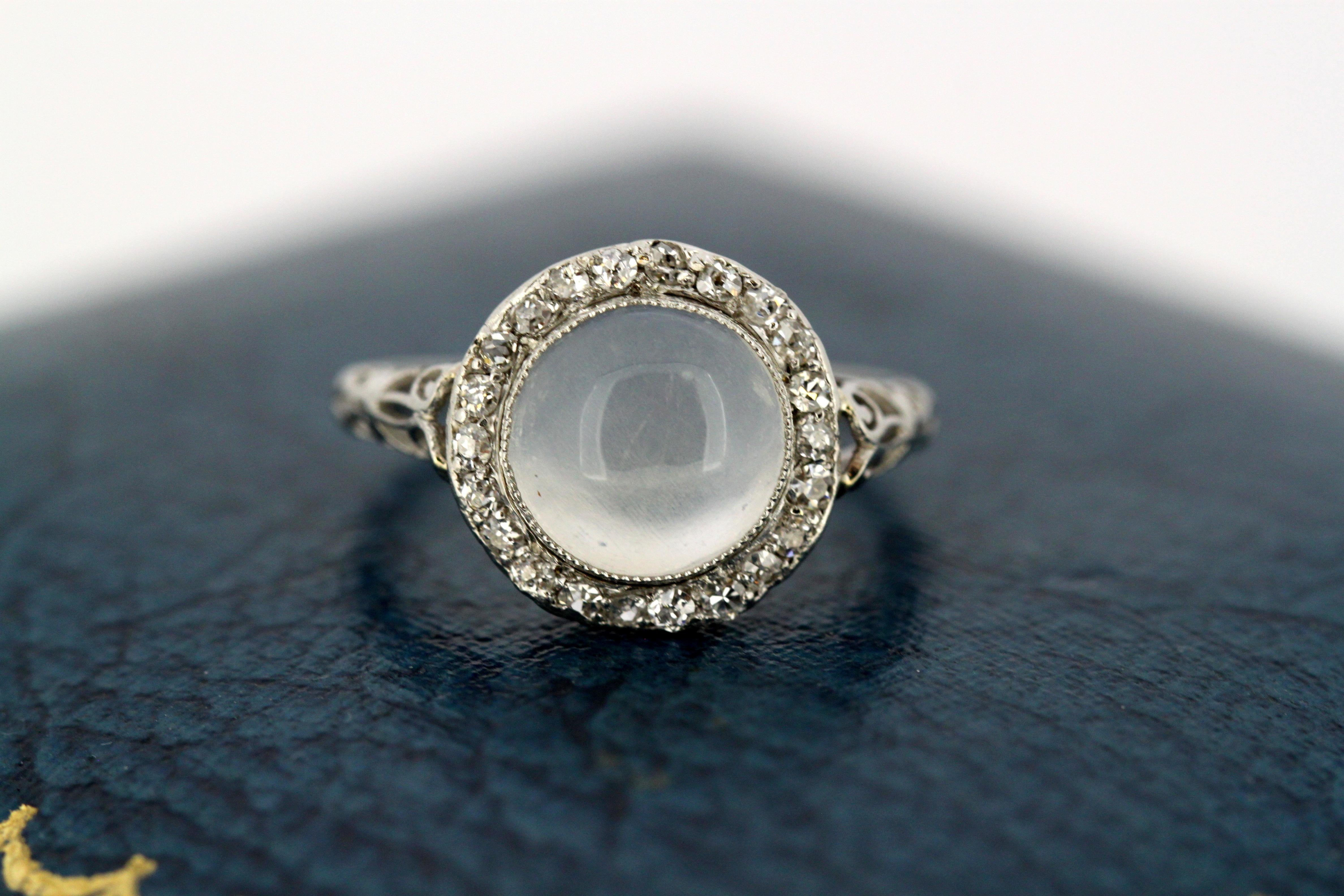 Art Deco 18 Karat Gold Ladies Ring with Natural Moonstone and Diamonds, 1910 2