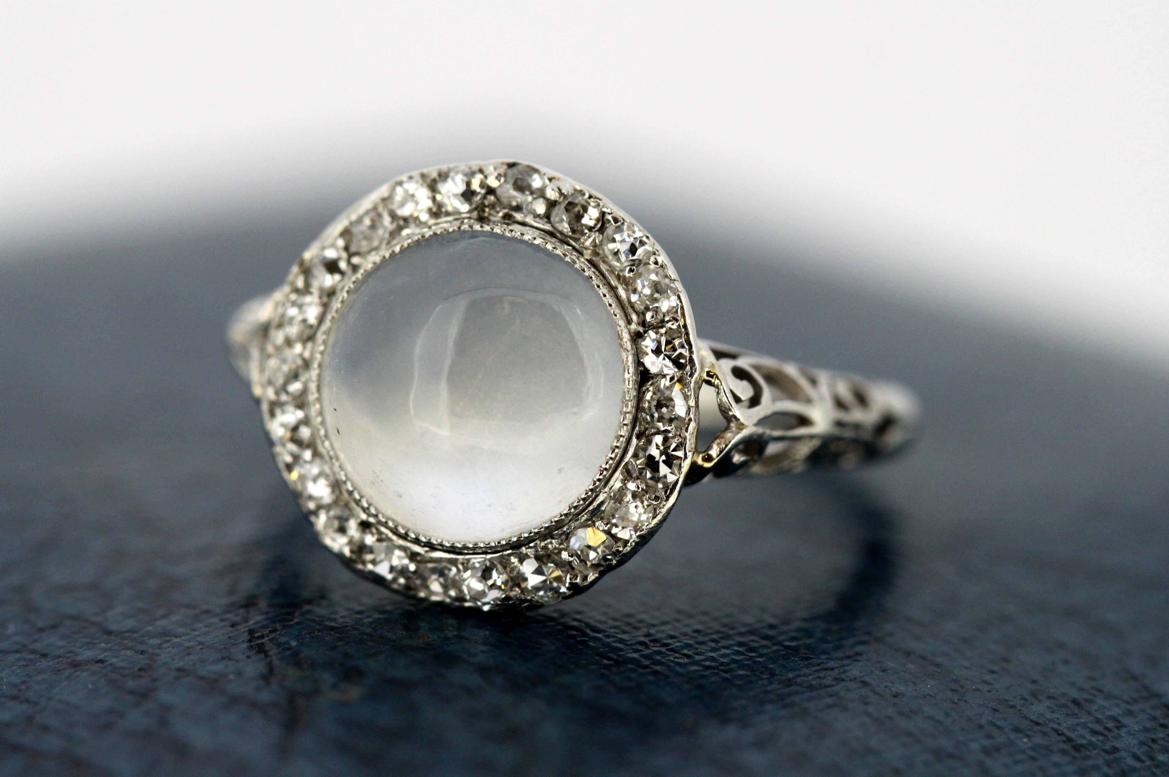 Art Deco 18 Karat Gold Ladies Ring with Natural Moonstone and Diamonds, 1910 3