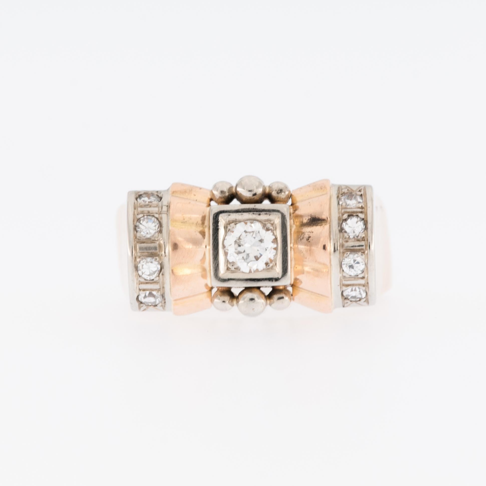 Art Deco 18 karat Yellow and White Gold Hand-Chiselled Ring with Diamonds In Good Condition For Sale In Esch sur Alzette, Esch-sur-Alzette