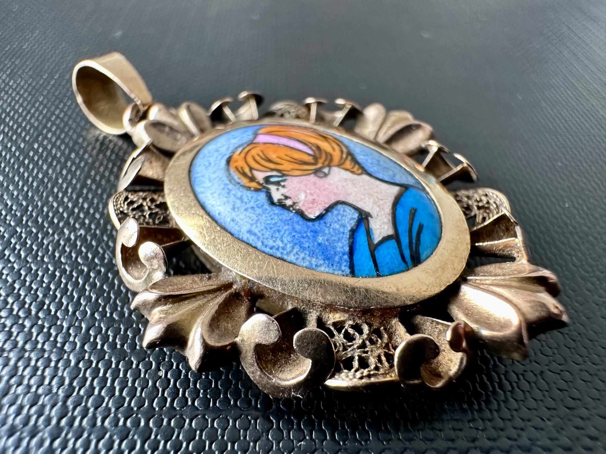 Pendentif portrait en or jaune 18 carats avec pendentif en émail français Art déco en vente 1