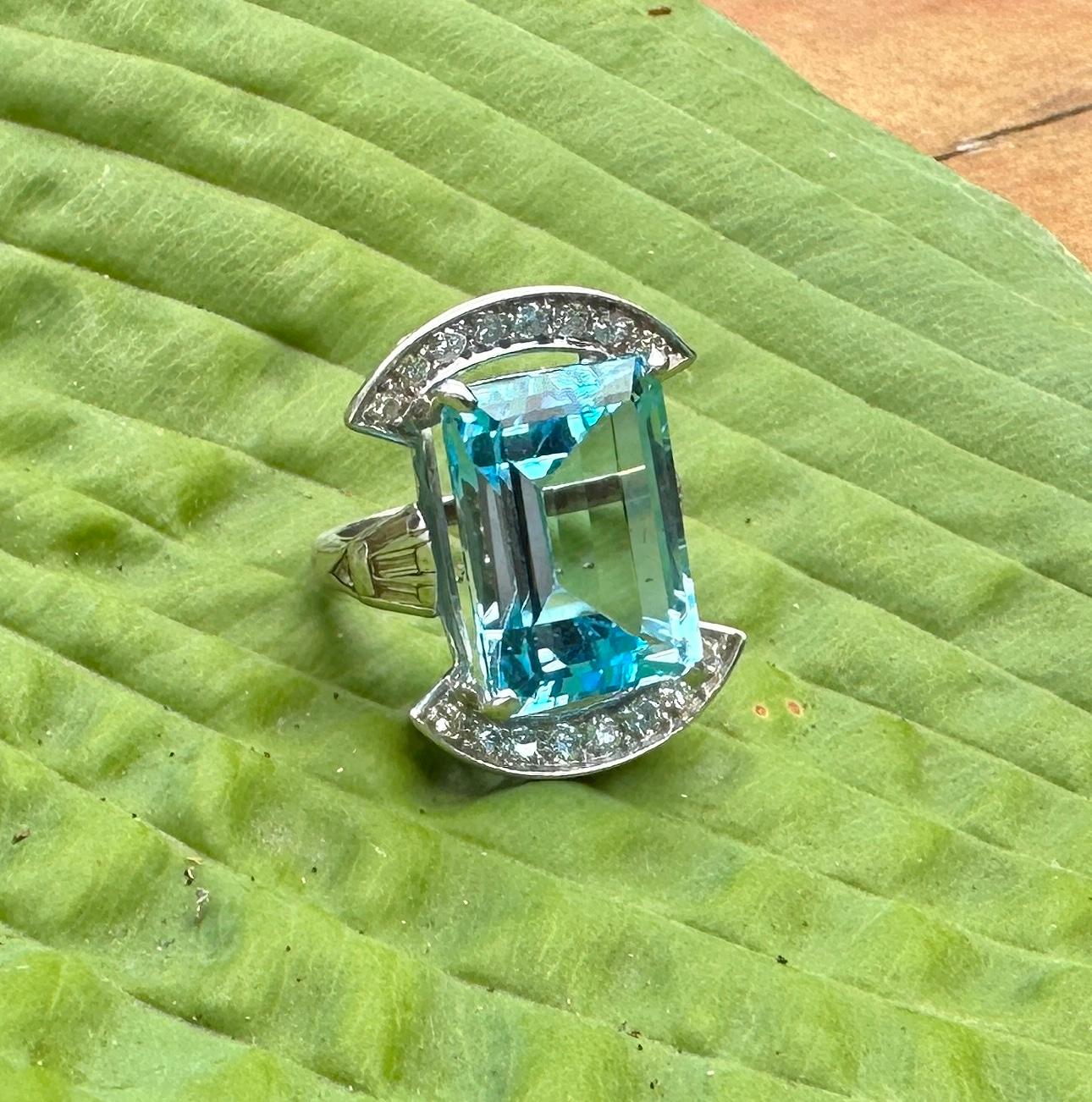 Statement-Ring aus Platin mit 19 Karat blauem Topas und 24 Diamanten im Art déco-Stil (Smaragdschliff) im Angebot