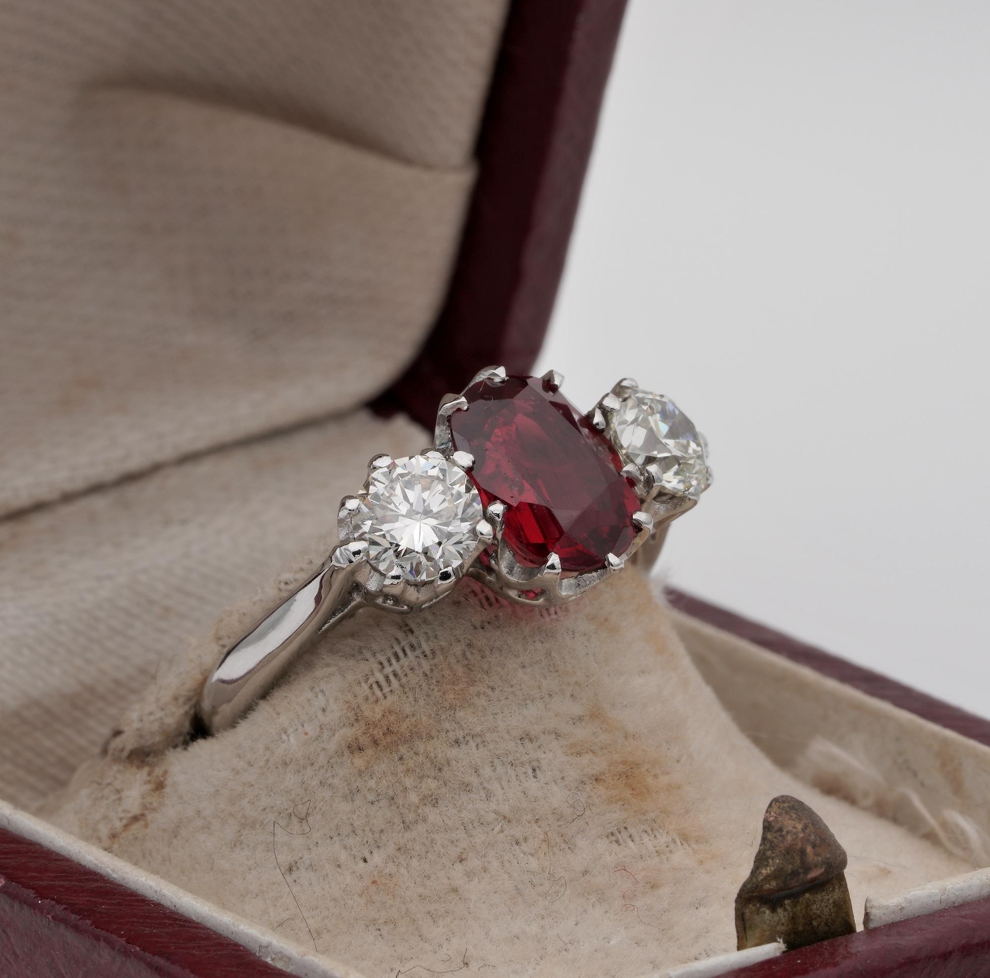 Art Deco 1.90 Ct Natural Unheated Red Spinel 1.0 Ct Diamond Platinum Trilogy Rin In Good Condition For Sale In Napoli, IT