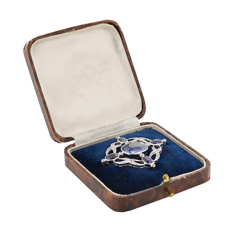 Art Decó Broche de zafiro y diamantes de 19,00 quilates, c.1920 Corte cojín en venta