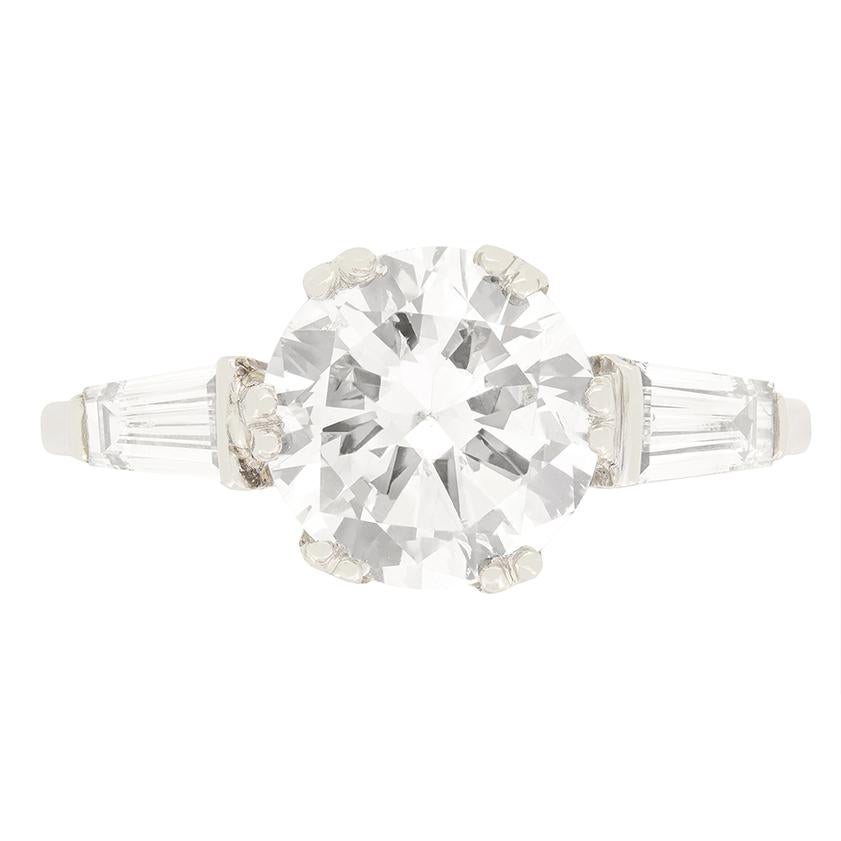 Questo squisito anello solitario Art Déco ha come cuore un magnifico diamante di taglio transitorio da 1,90 carati. Il diamante ha una gradazione di colore da G a H e una purezza di SI2, in grado di catturare la luce da ogni angolazione. Il diamante