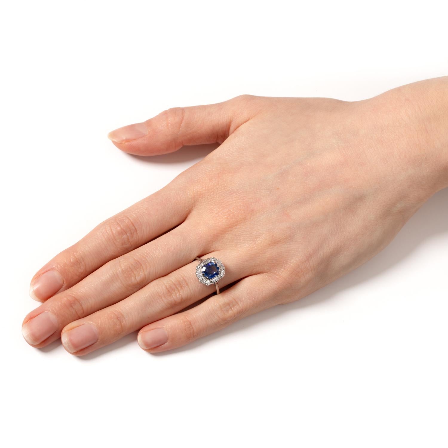 Art Deco 1.90ct Sapphire and Diamond Cluster Ring, c.1920s For Sale 1