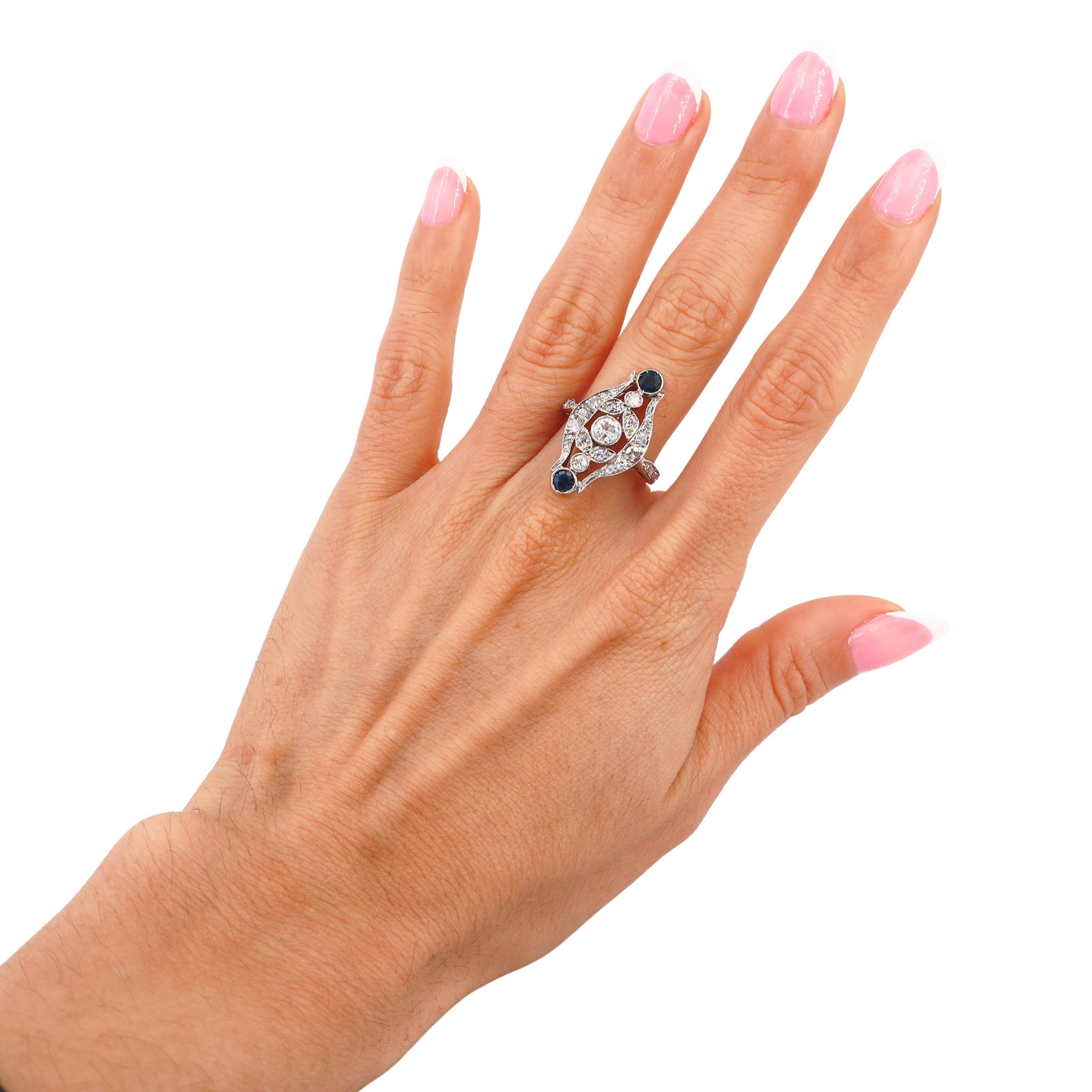 Circa 1910-20, cette exquise bague Art déco est fabriquée en or blanc 18 carats et présente un design époustouflant qui incarne l'élégance de l'époque. Au centre, un diamant d'ancienne mine pesant environ 0,30 carat, de couleur H et de pureté I1,