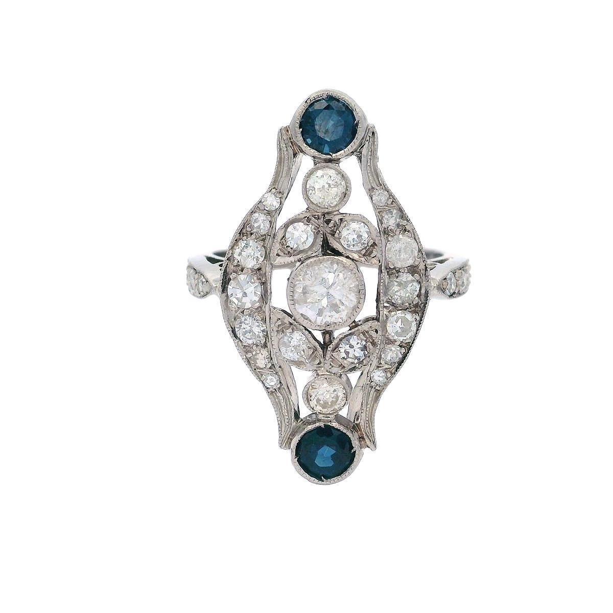 Taille vieille mine Bague Art déco 1915 filigrane en or blanc 18 carats avec diamants et saphirs en vente