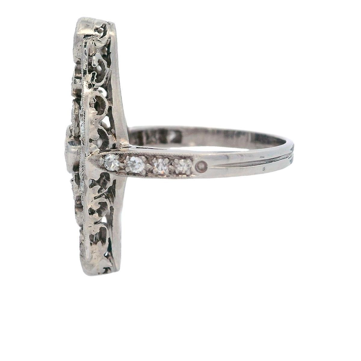 Bague Art déco 1915 filigrane en or blanc 18 carats avec diamants et saphirs Excellent état - En vente à Aventura, FL