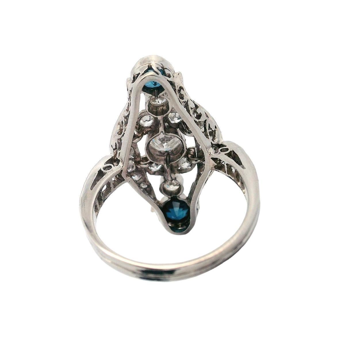 Bague Art déco 1915 filigrane en or blanc 18 carats avec diamants et saphirs en vente 1