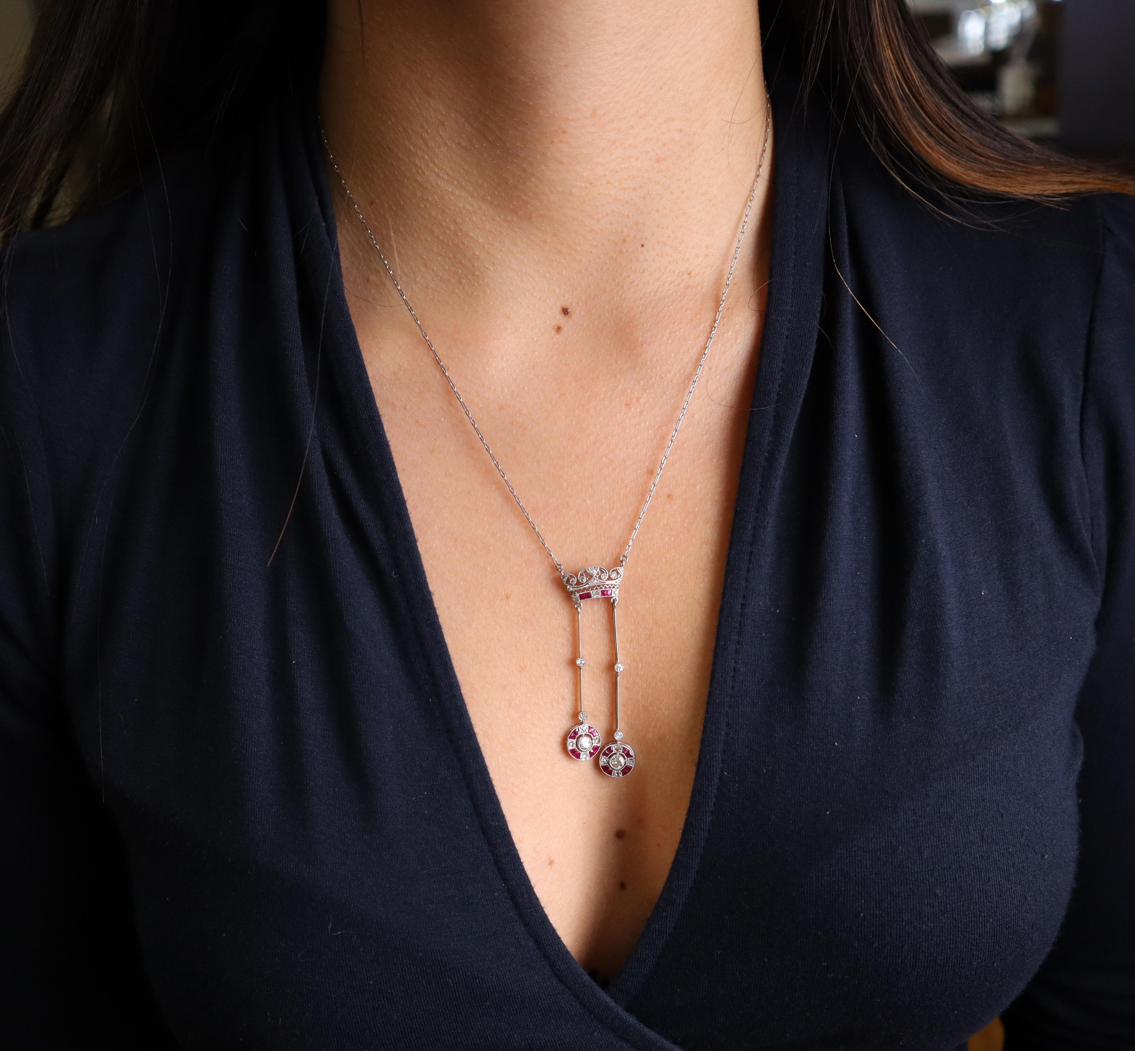Este exquisito collar colgante Art Decó muestra el sofisticado arte de la era de 1915, expertamente elaborado en lustroso platino y con una impresionante mezcla de piedras preciosas de inspiración vintage que personifican el lujo de la Era del
