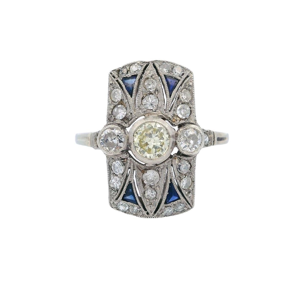 Round Cut Art Deco 1915 Ring in 18kt Gold with Diamonds and Sapphires For Sale