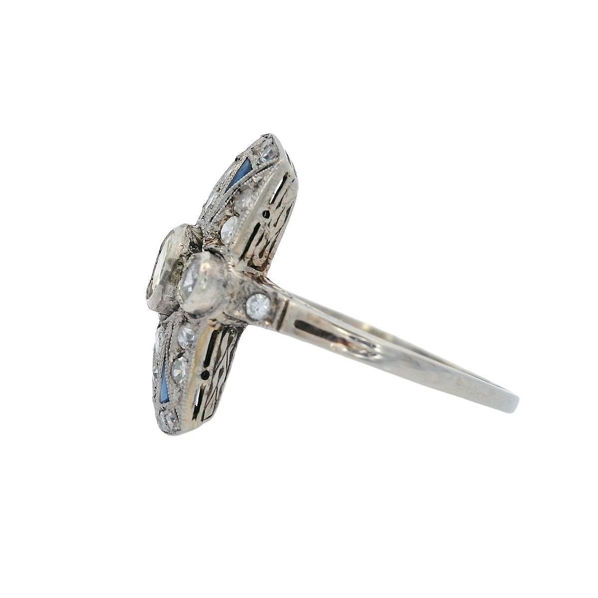 Art Deco 1915 Ring in 18kt Gold with Diamonds and Sapphires In Excellent Condition For Sale In Aventura, FL