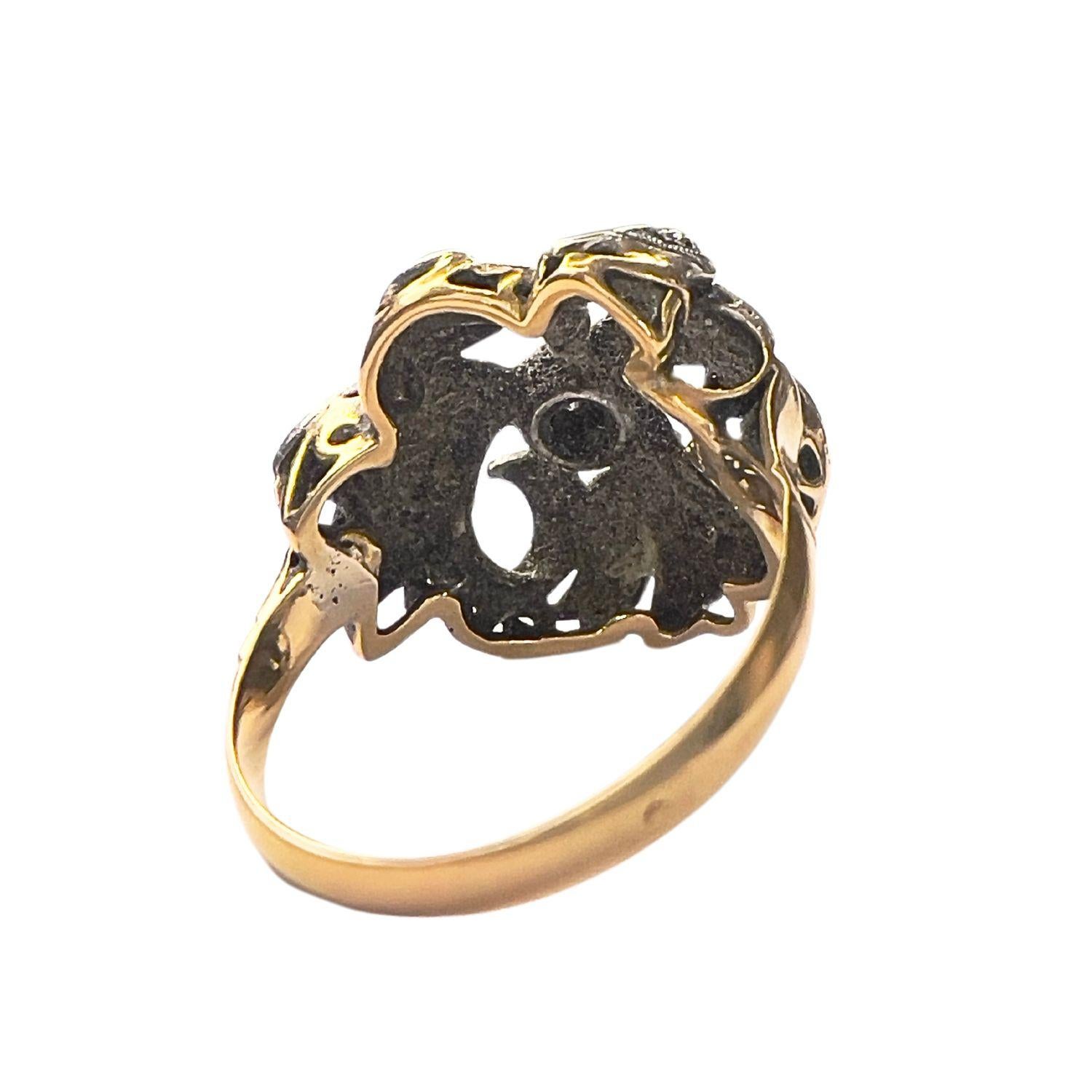 Questo anello cattura l'essenza dell'epoca Art Deco, dal 1920 al 1925, realizzato in oro 18 carati con accenti in argento 925. Presenta diamanti con taglio semplice e taglio a rosa, per un totale di 1,00 carati, con una purezza SI1 e un colore I-J.
