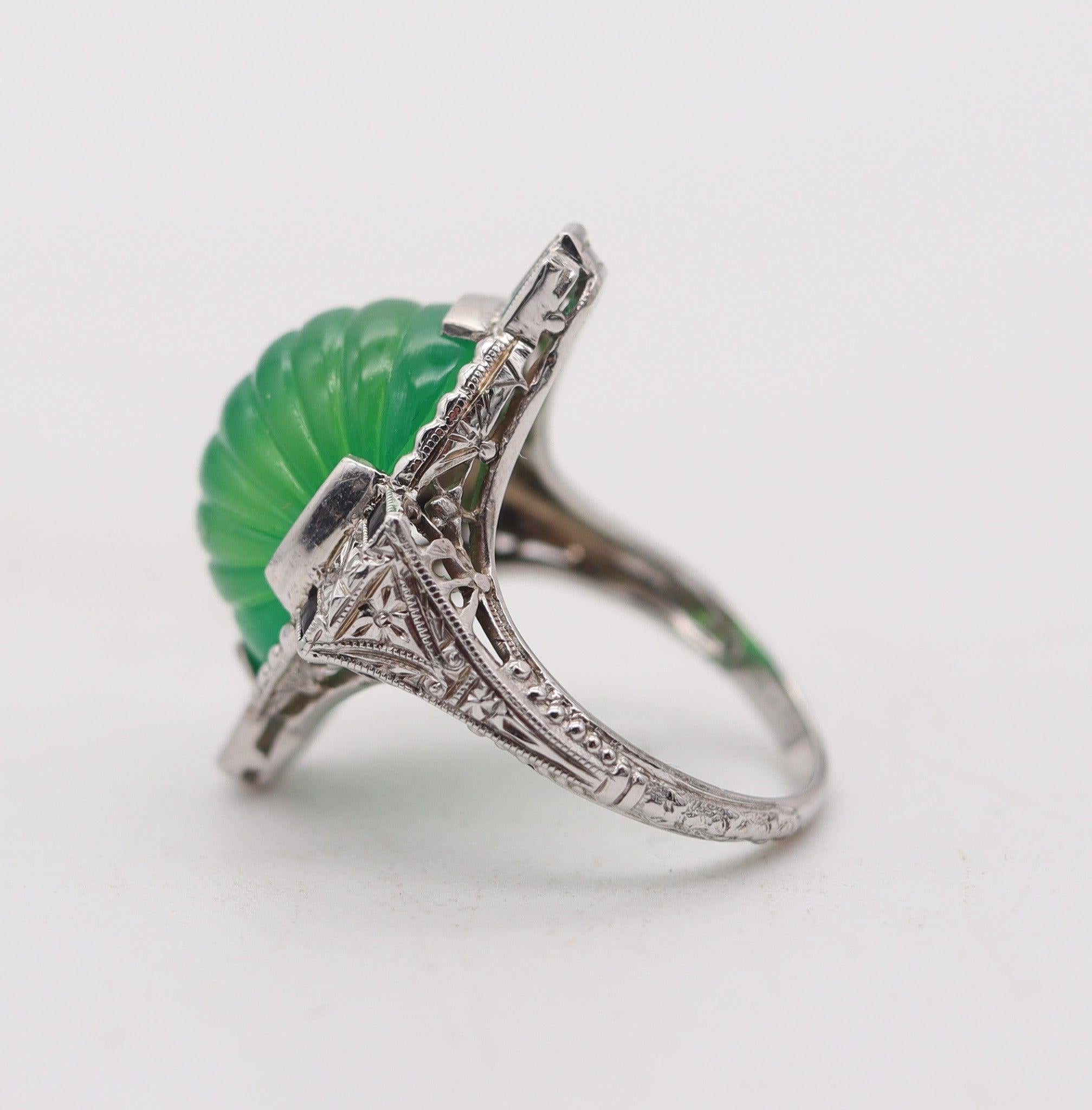 Women's ART-DECO 1920 Cocktail Ring In 18Kt Gold With Chrysoprase, Onyx & Diamonds For Sale