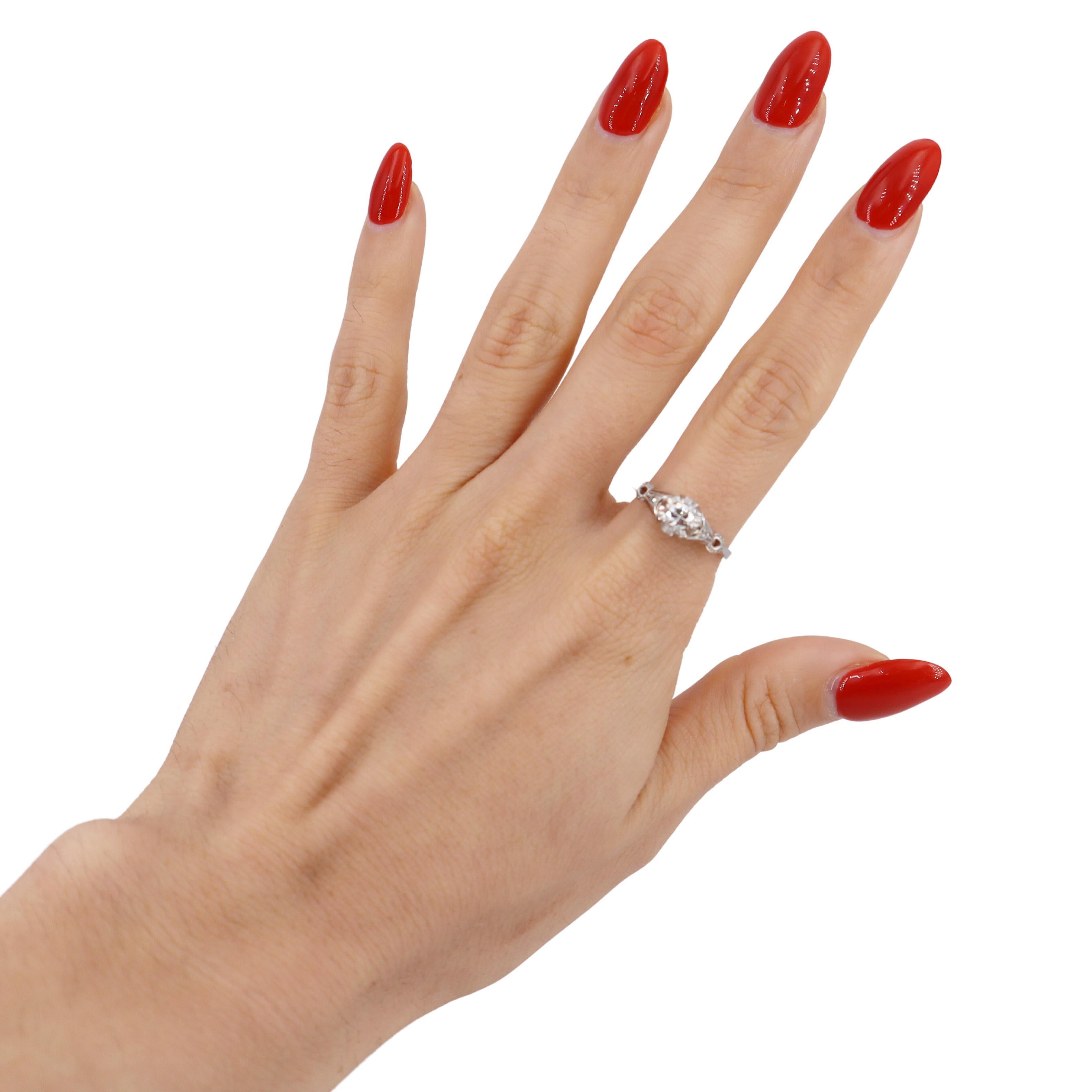 Dieser exquisite Verlobungsring ist eine atemberaubende Darstellung der Art-Déco-Ära, gefertigt in der zeitlosen Eleganz von Platin. In der Mitte des Rings steht ein bezaubernder Diamant im Rundschliff mit einem Gewicht von ca. 0,25 Karat im