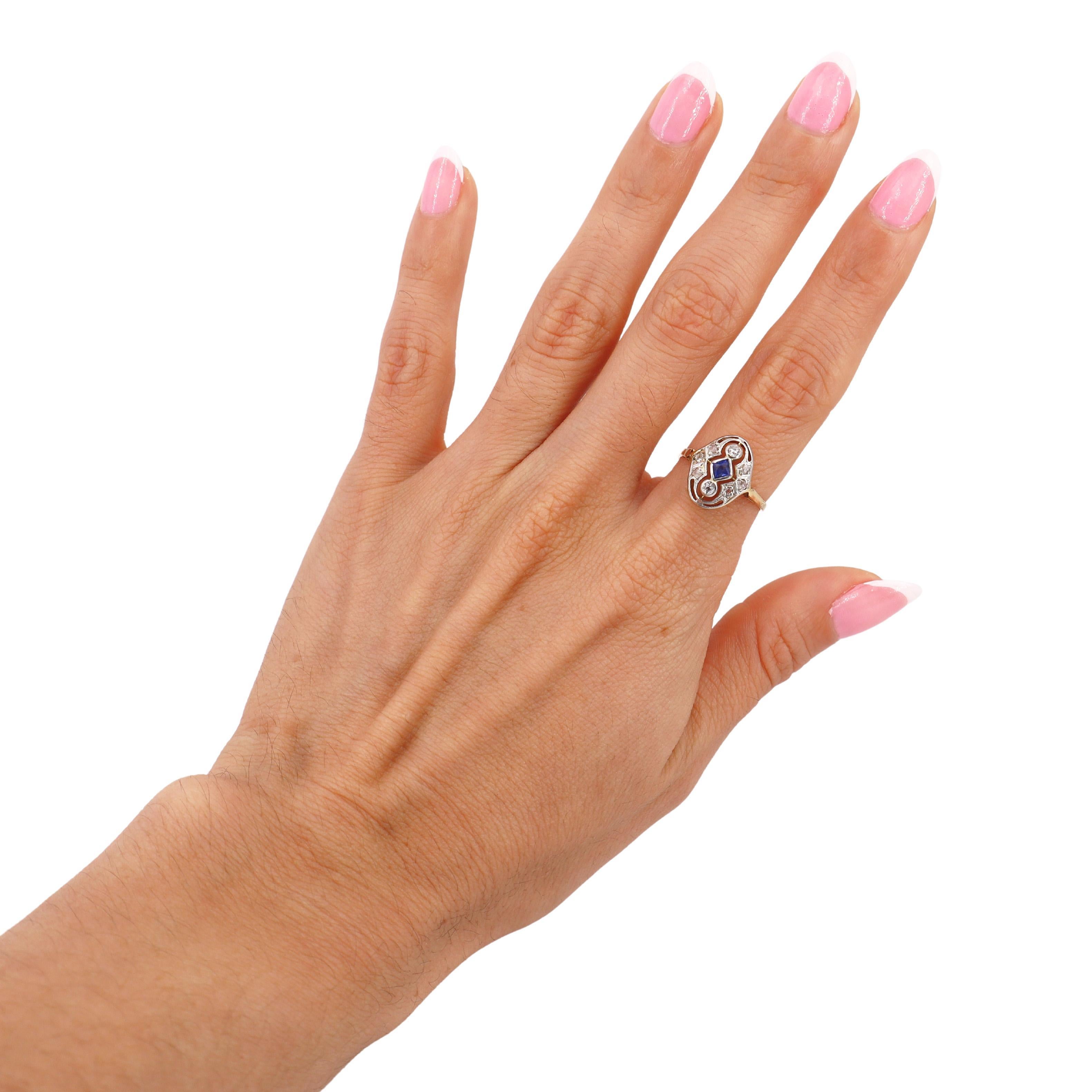 Cette superbe bague Art déco en filigrane, datant des années 1920, incarne l'élégance et le savoir-faire emblématiques de cette époque. Fabriqué en or jaune 18 carats avec un couvercle en platine, il présente la finition milgrain caractéristique qui