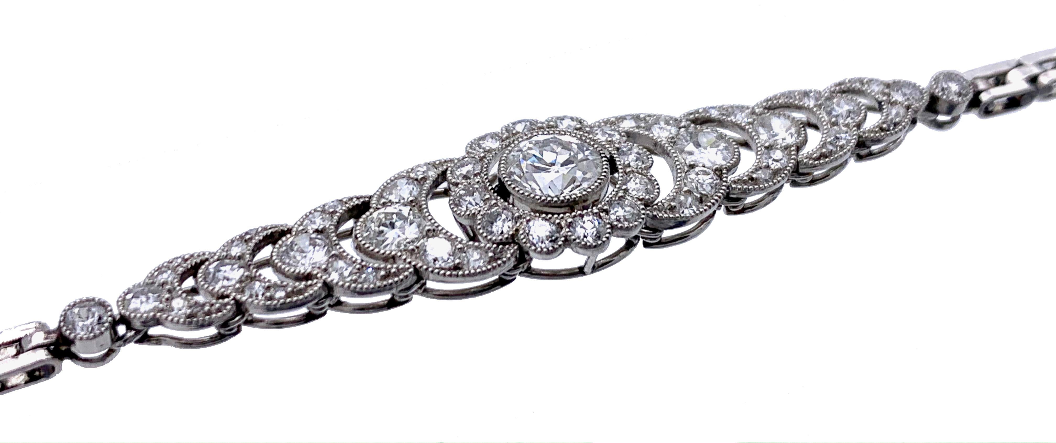 Very elegant beautifully made flexible link french Art Deco bracelet made out of platinum im 1920 ca.