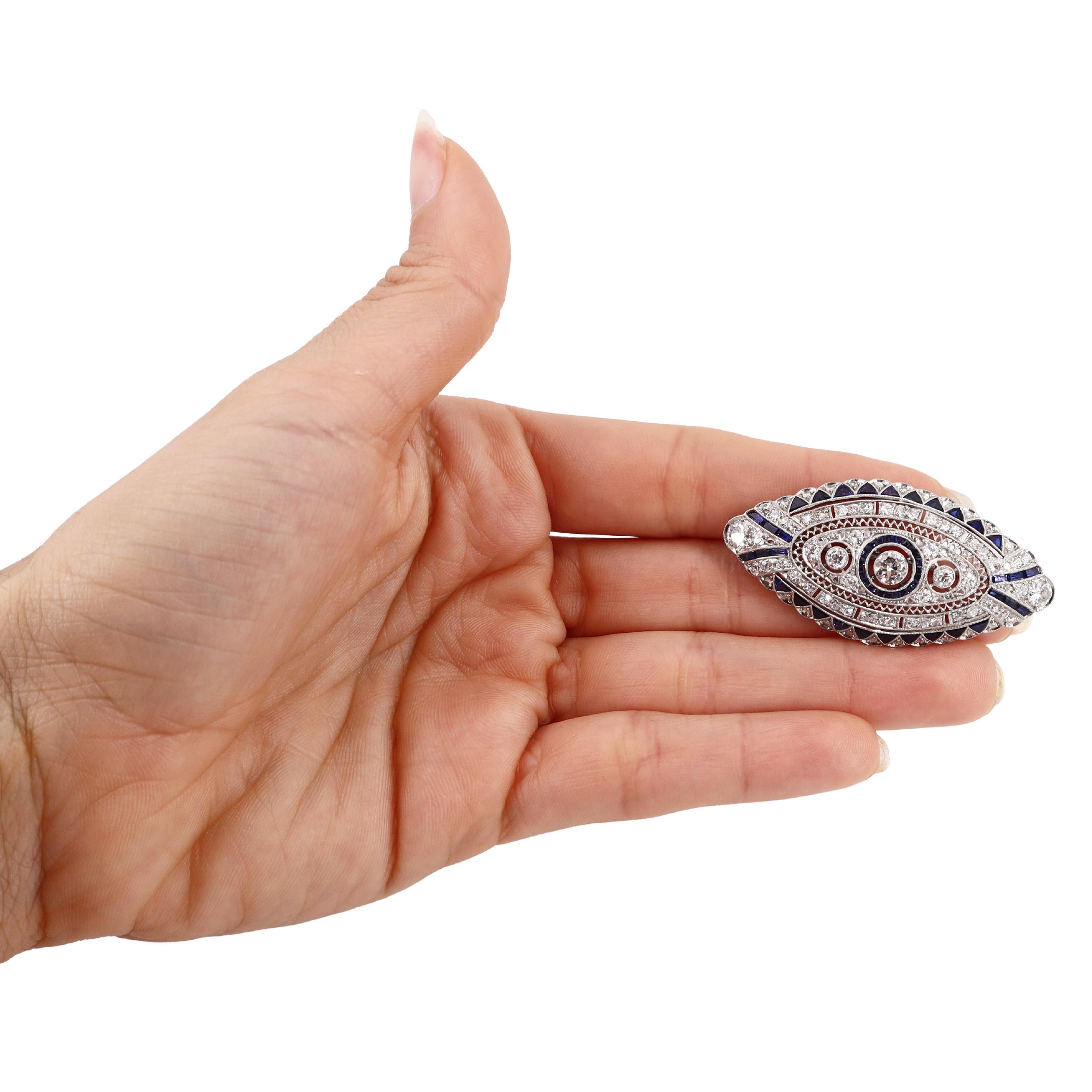 Art Deco 1920 platinum filigree Brooch with Diamonds and Sapphires For Sale 2