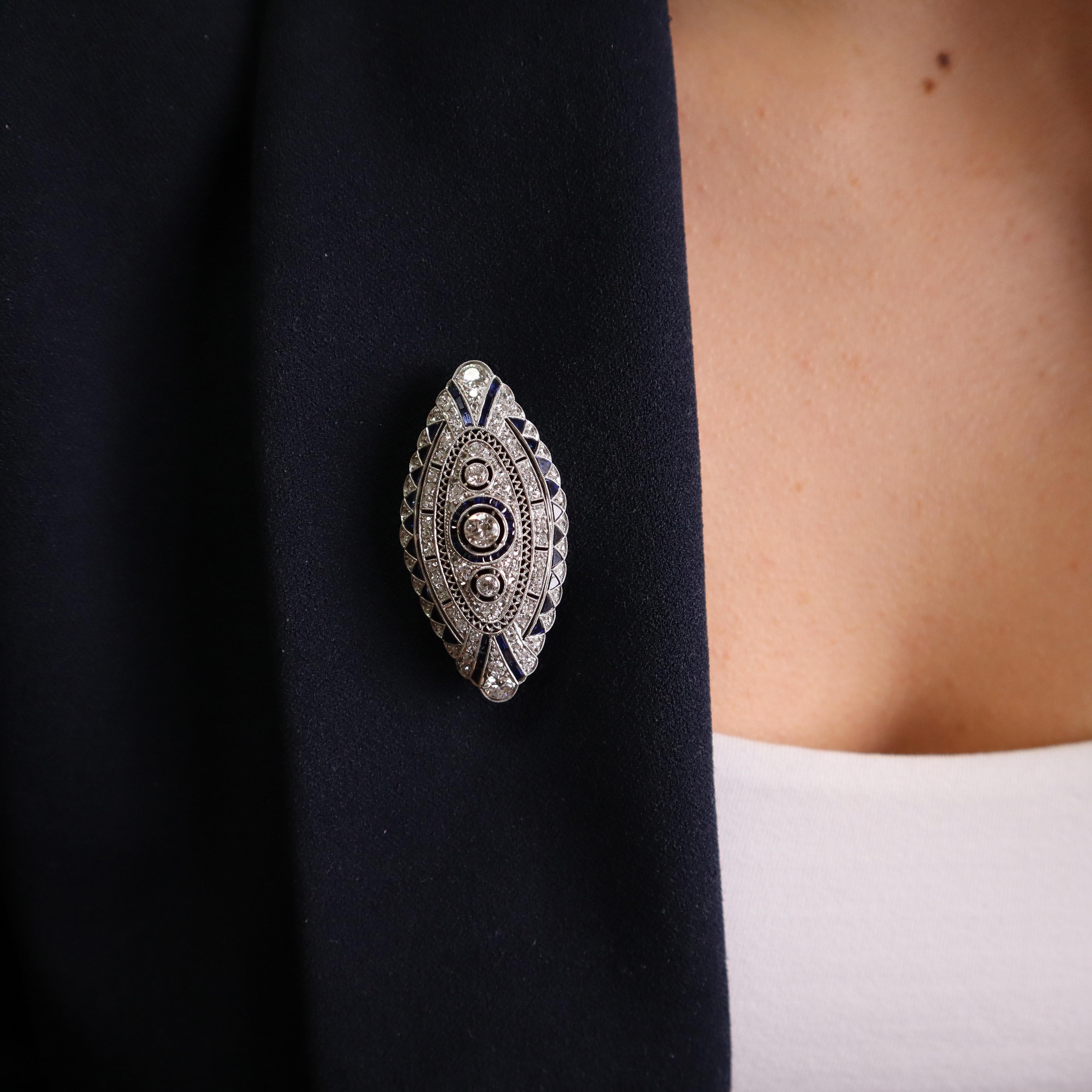 Art Deco 1920 platinum filigree Brooch with Diamonds and Sapphires For Sale 3