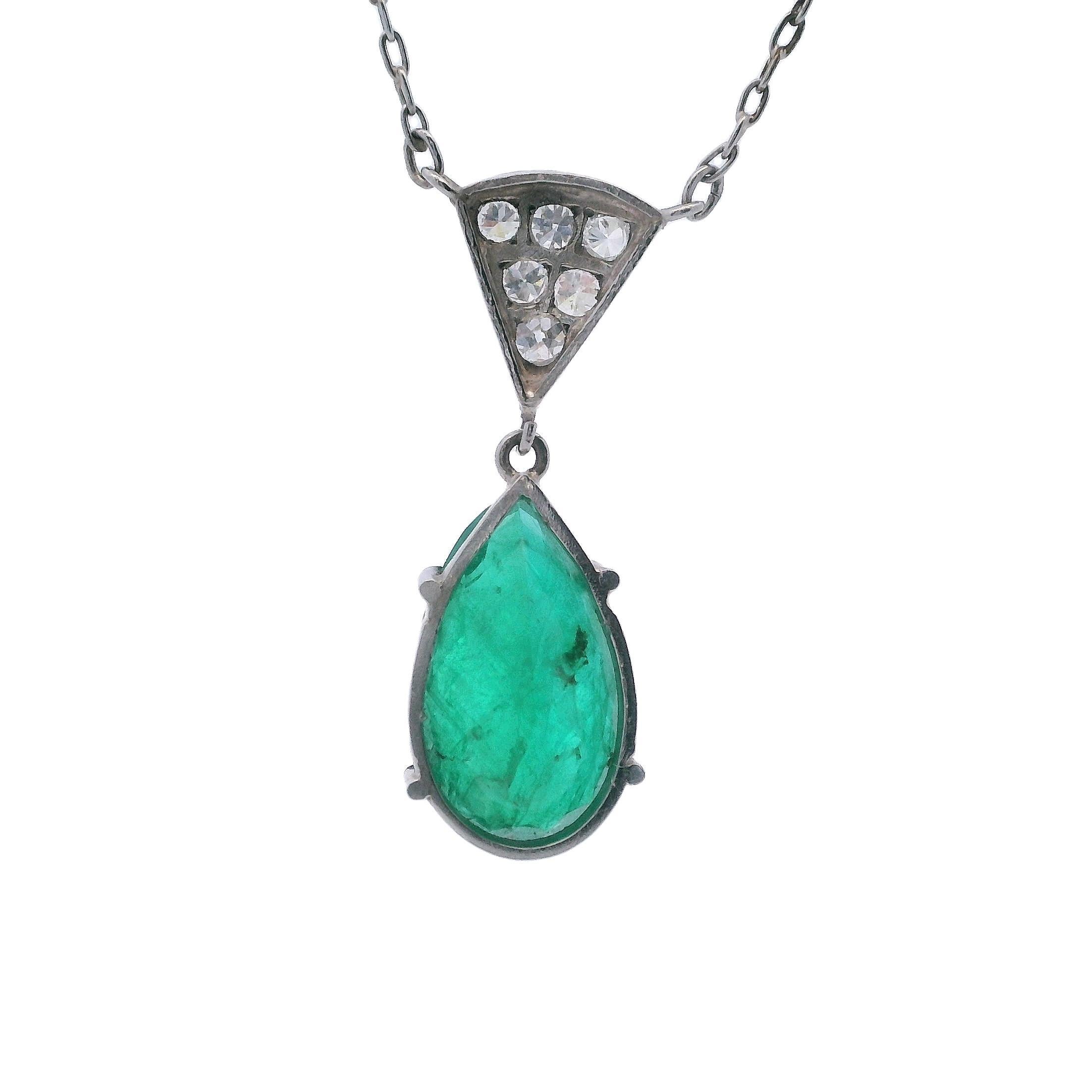 Art Decó 1920 Collar de platino con esmeralda y diamantes Corte pera en venta