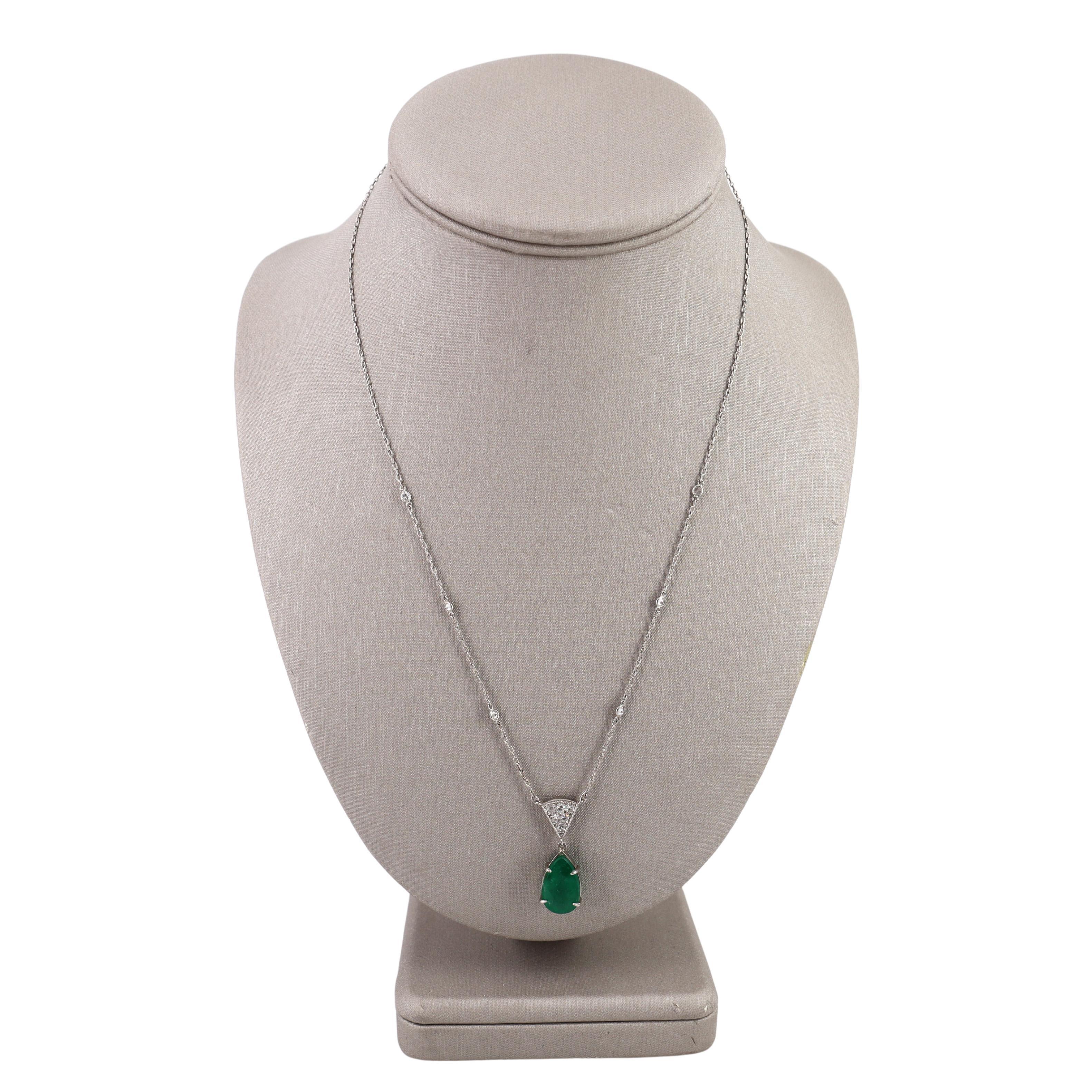 Art Decó 1920 Collar de platino con esmeralda y diamantes en Bueno estado para la venta en Aventura, FL