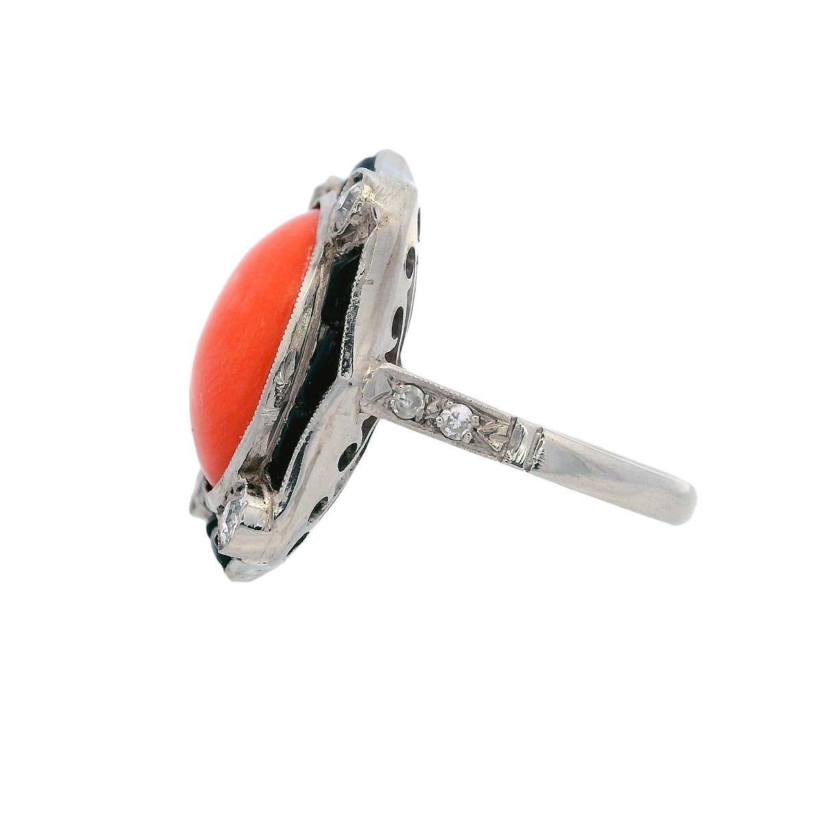 Cabochon Anello Art Deco 1920 in platino con diamanti, corallo e onice in vendita