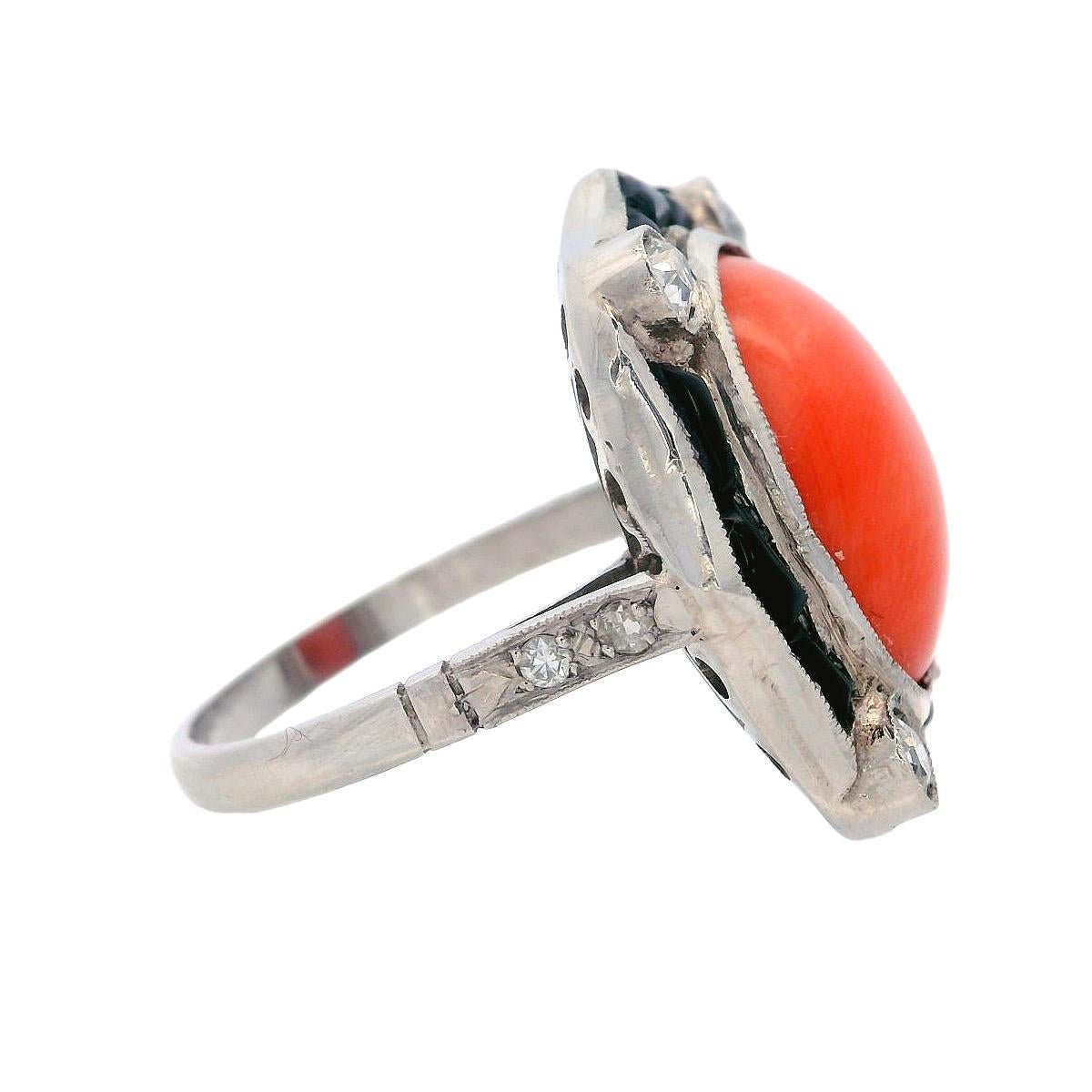 Anello Art Deco 1920 in platino con diamanti, corallo e onice In condizioni ottime in vendita a Aventura, FL