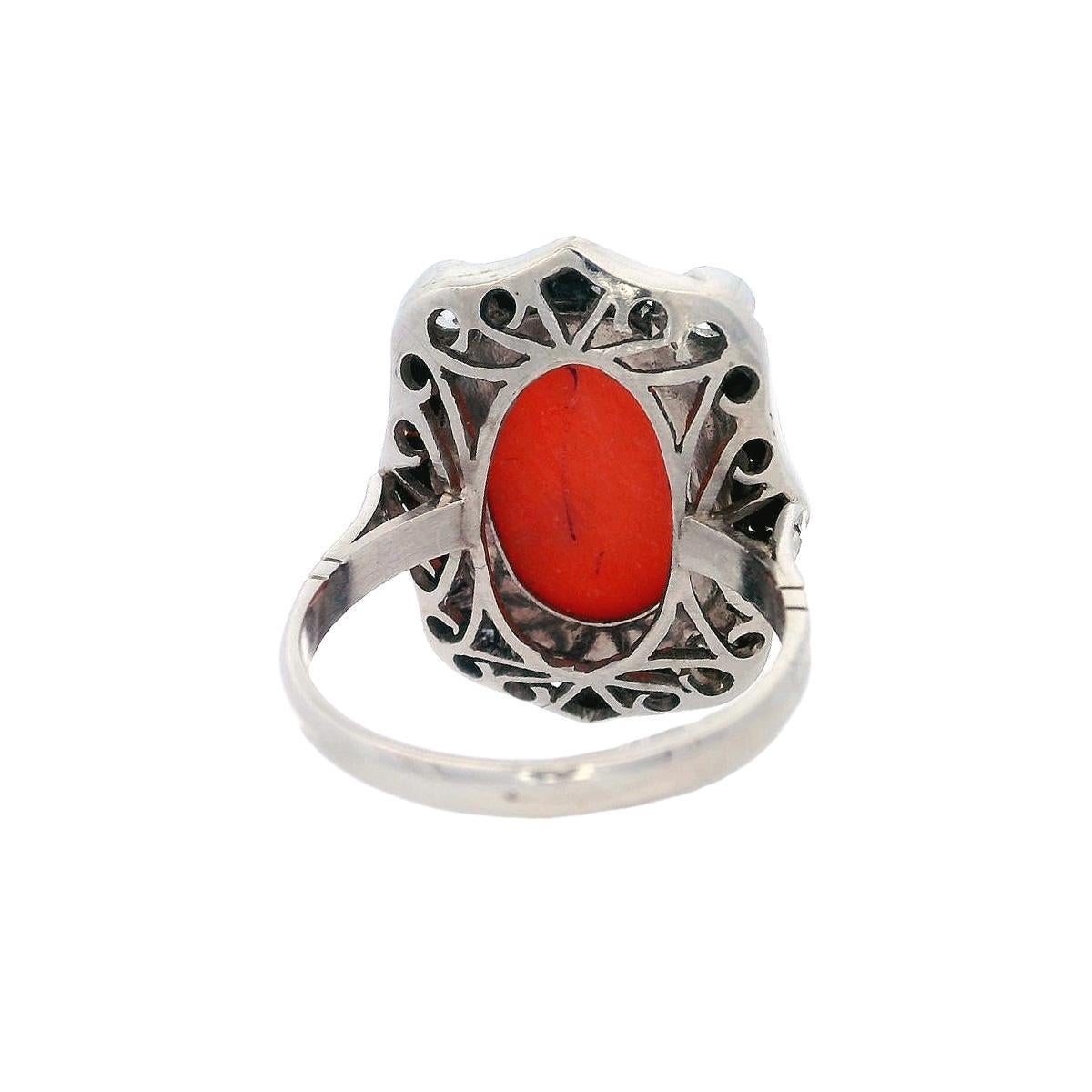 Anello Art Deco 1920 in platino con diamanti, corallo e onice in vendita 1
