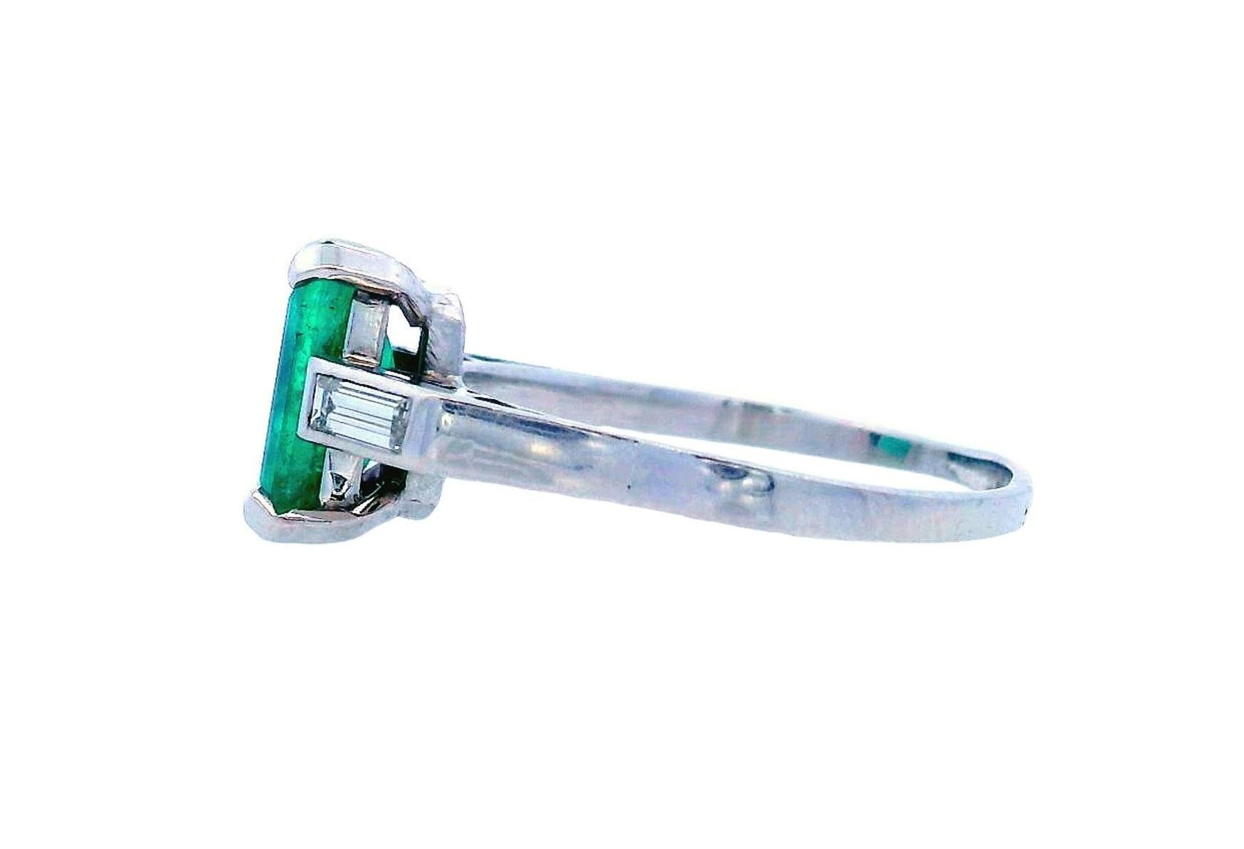Art Deco 1920 Platinum ring with Emerald, Diamonds In Excellent Condition In Aventura, FL