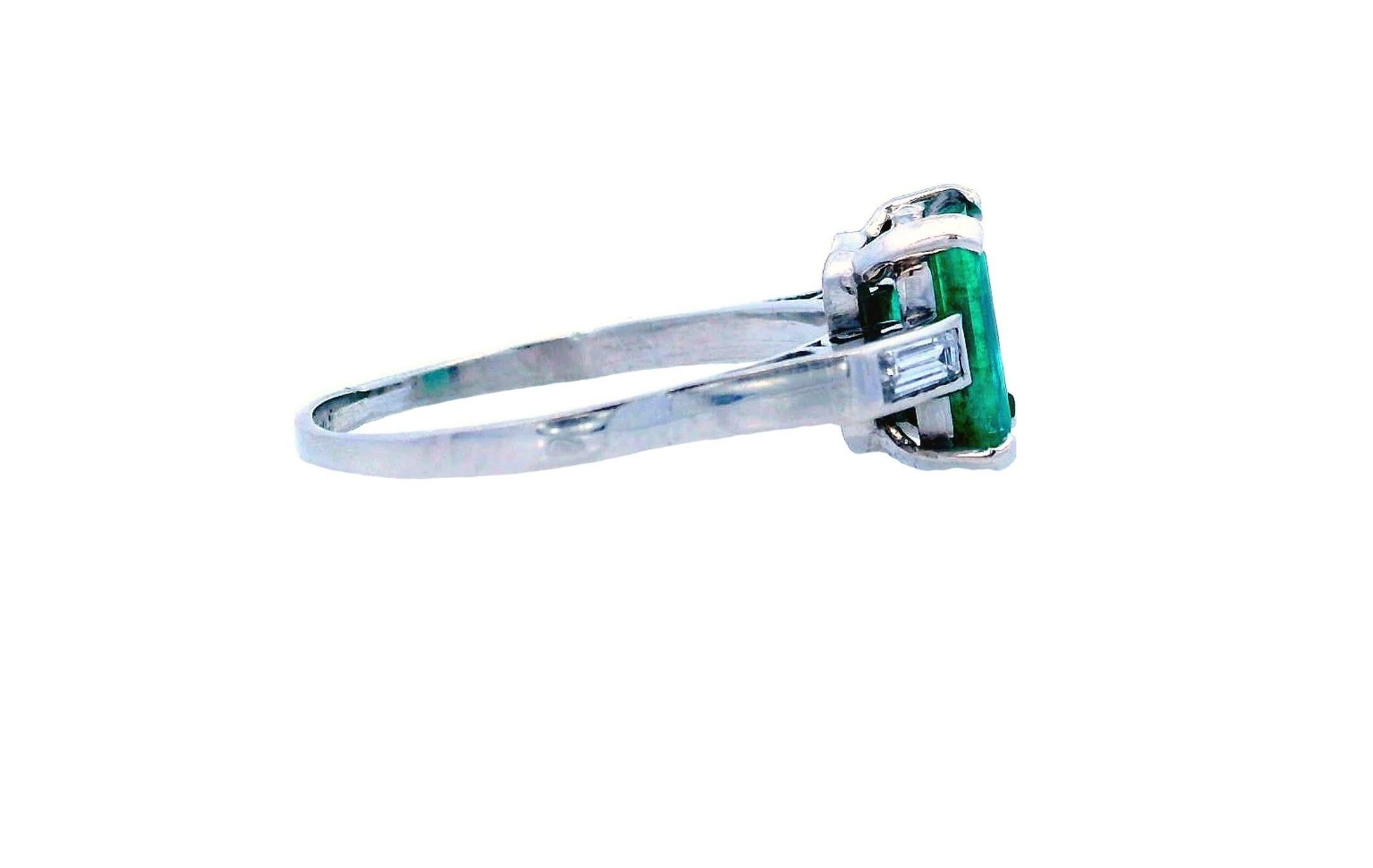 Women's or Men's Art Deco 1920 Platinum ring with Emerald, Diamonds