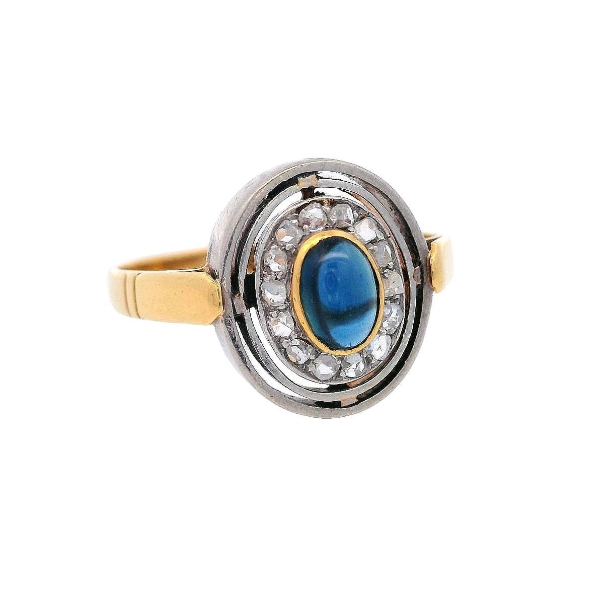Cette superbe bague Art déco, fabriquée entre les années 1920 et 1930, incarne l'élégance et la sophistication géométrique de l'époque. Fabriqué en or jaune et blanc 18kt, il présente un mélange harmonieux de matériaux et de design.

En son centre