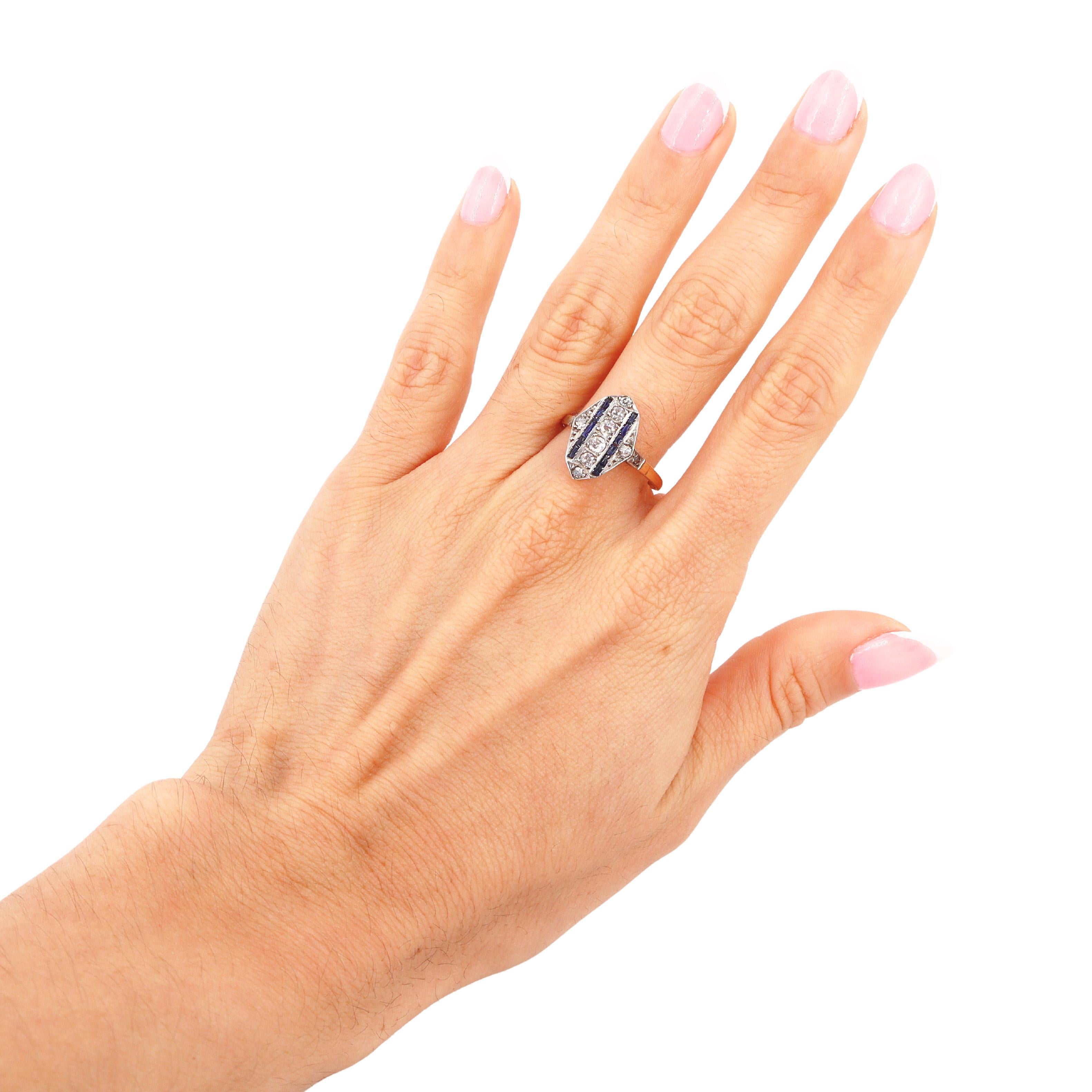 Réalisée dans les années 1910-20, cette exquise bague filigrane Art déco présente un mélange harmonieux d'or jaune 18 carats et de platine. Le motif complexe comprend huit diamants Old Mine gradués, totalisant environ 0,40 carats, d'une couleur H-J