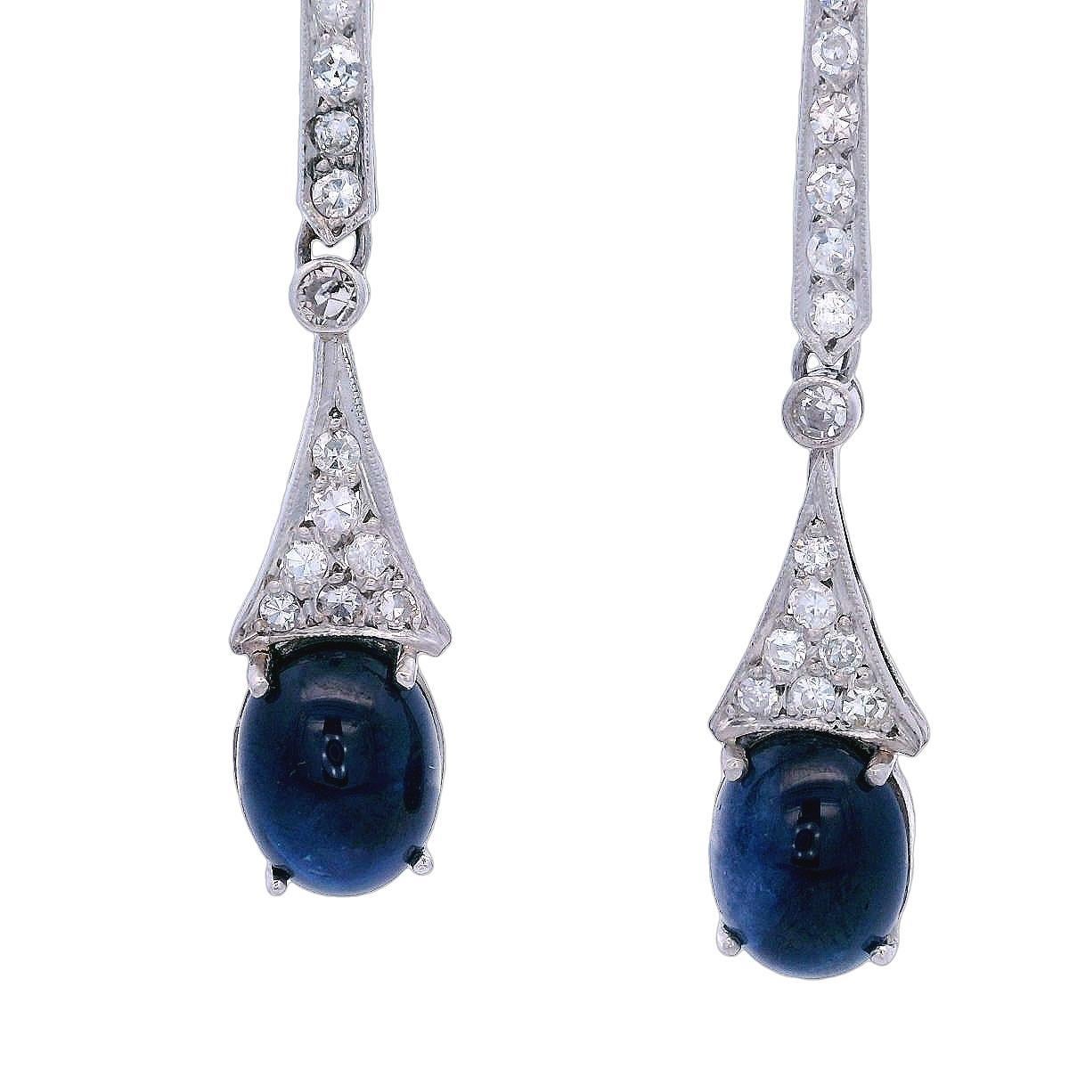 Cabochon Orecchini pendenti in stile Art Deco 1920 in platino con diamanti e zaffiri in vendita