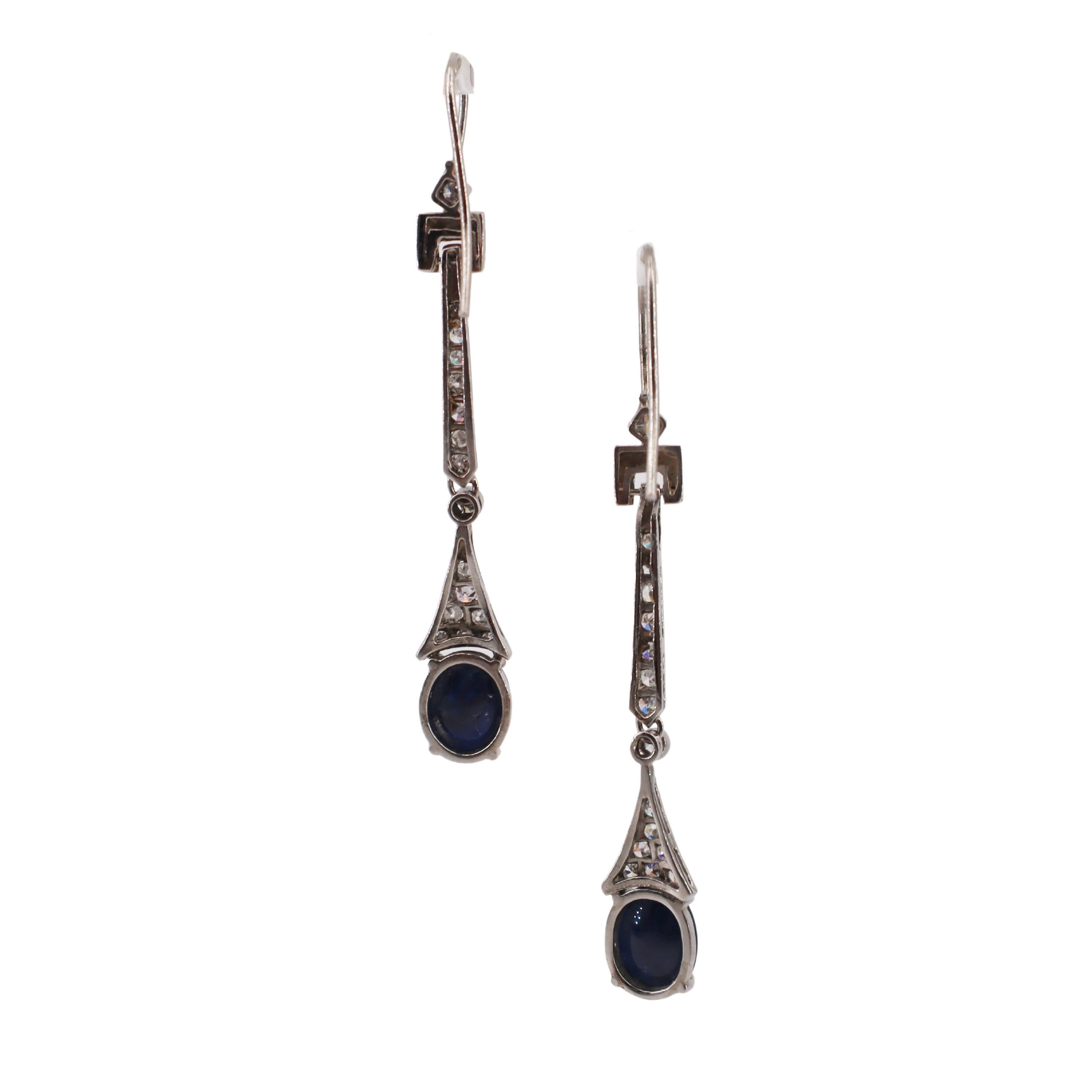 Orecchini pendenti in stile Art Deco 1920 in platino con diamanti e zaffiri In condizioni ottime in vendita a Aventura, FL