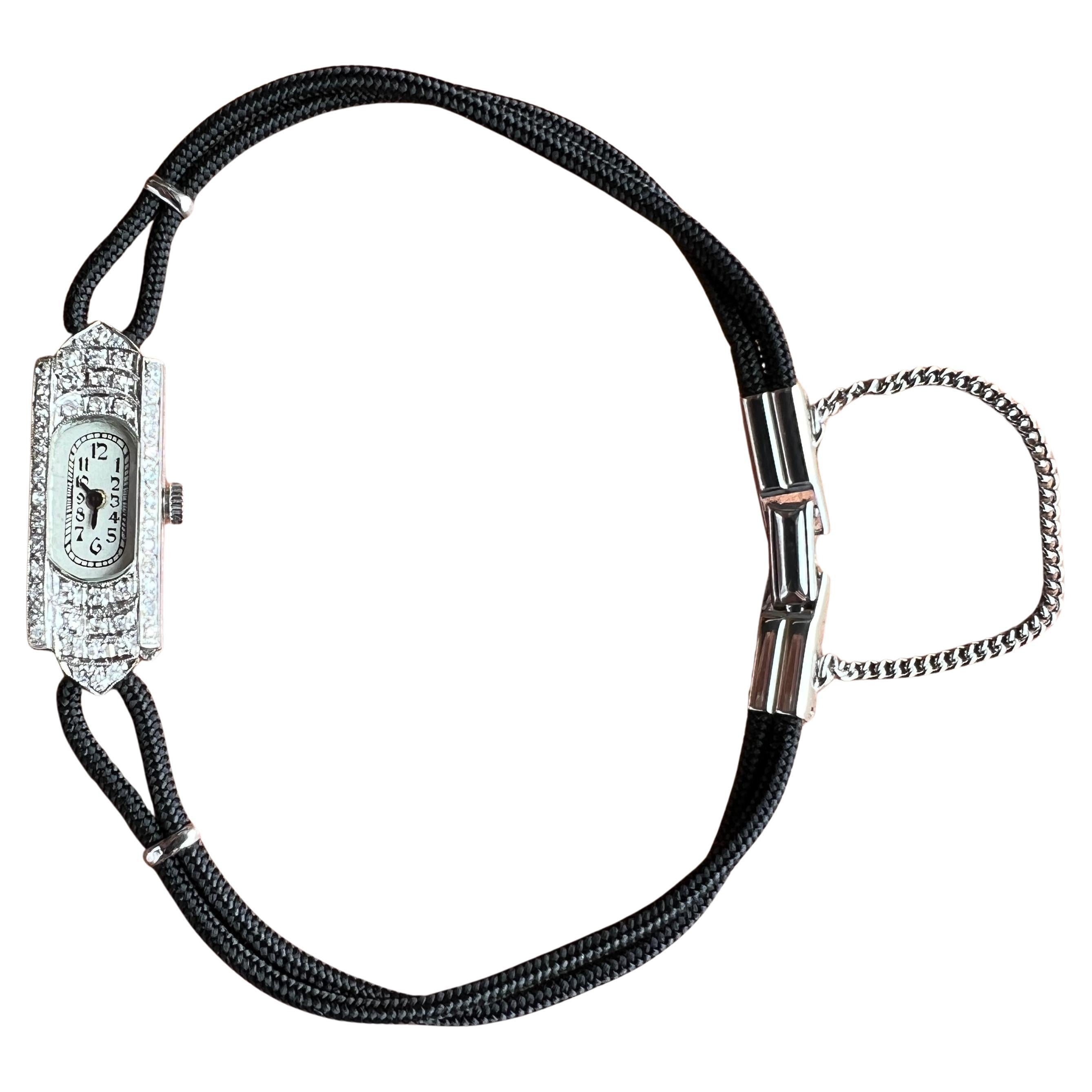 Une montre de dame Art déco des années 1920 en platine à mouvement à quartz, ornée de cinquante diamants ronds de taille unique, d'un poids total d'environ 0,60 carat, de couleur H/I et d'une pureté SI assorties. Le boîtier de la montre mesure 0,40