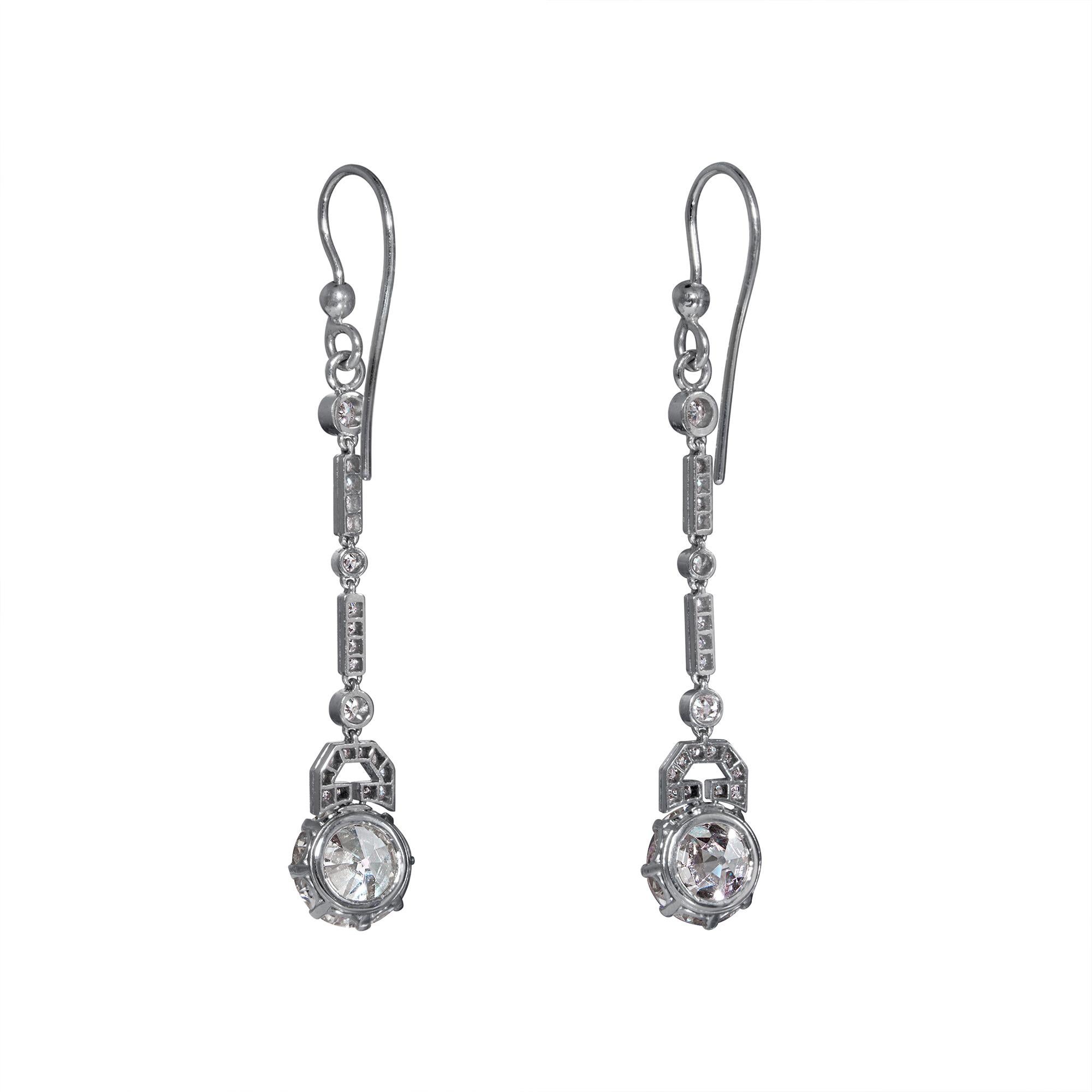 Art Deco 1920s 5.71ct Old European Diamond Drop Hanging Platinum Earrings In Good Condition In New York, NY