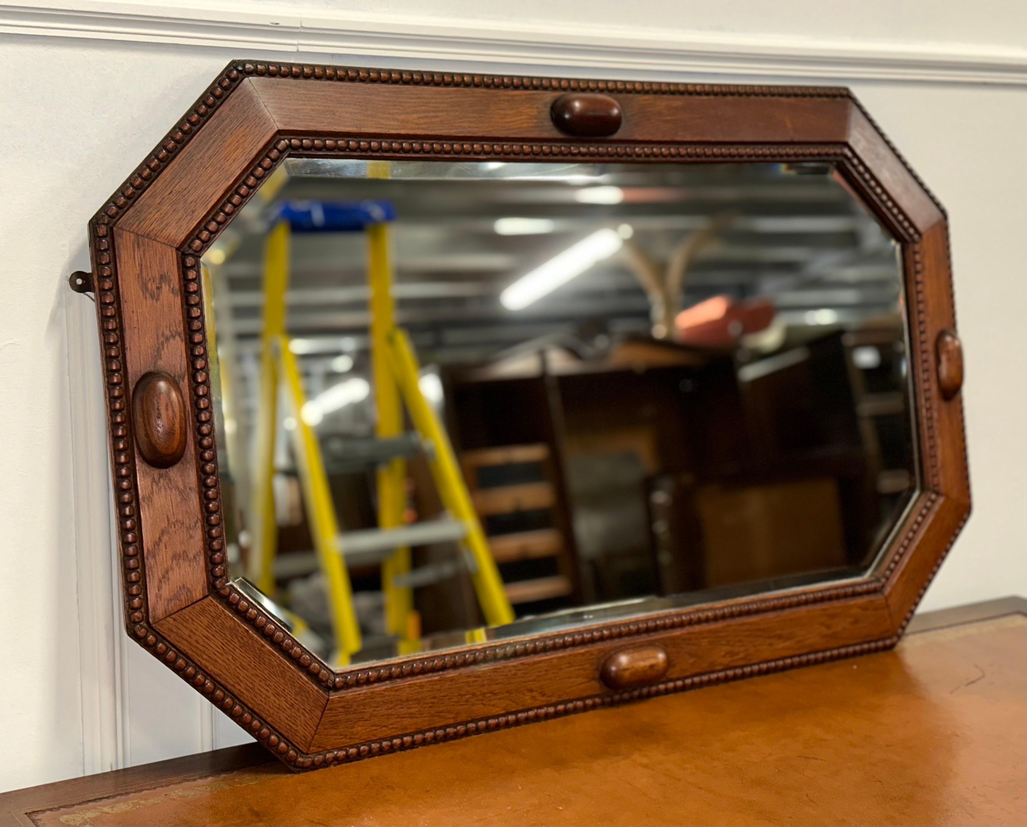
Wir freuen uns, diesen Art Deco-Spiegel aus Eichenholz aus den 1920er Jahren zum Verkauf anzubieten.

Der abgeschrägte Spiegel aus Eichenholz im Art Deco der 1920er Jahre ist ein beeindruckendes antikes Möbelstück, das das stilvolle und luxuriöse