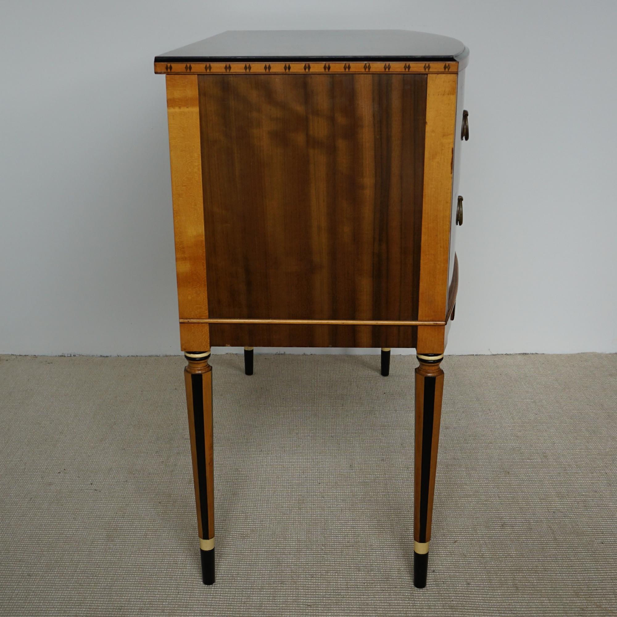 Commode à deux tiroirs Art Déco 1920 Noyer et bois satiné avec incrustation ébonisée en vente 3