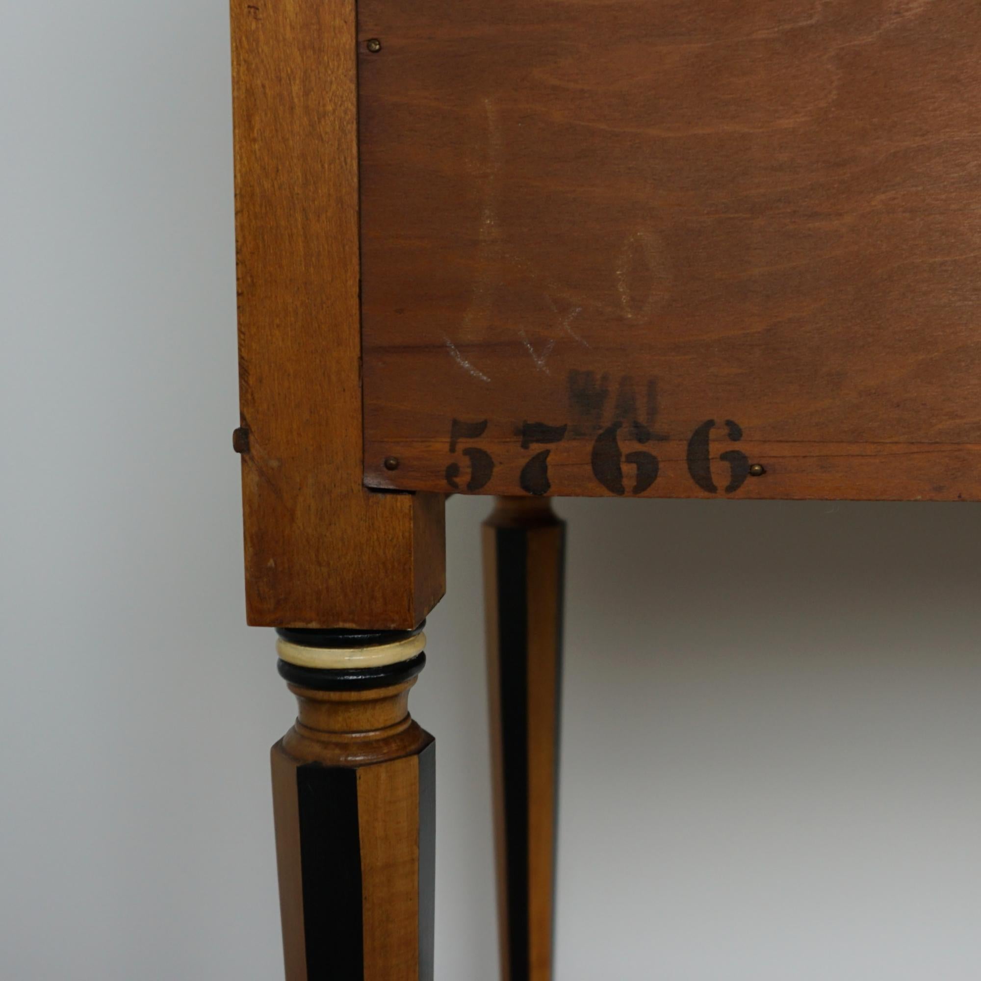 Commode à deux tiroirs Art Déco 1920 Noyer et bois satiné avec incrustation ébonisée en vente 6
