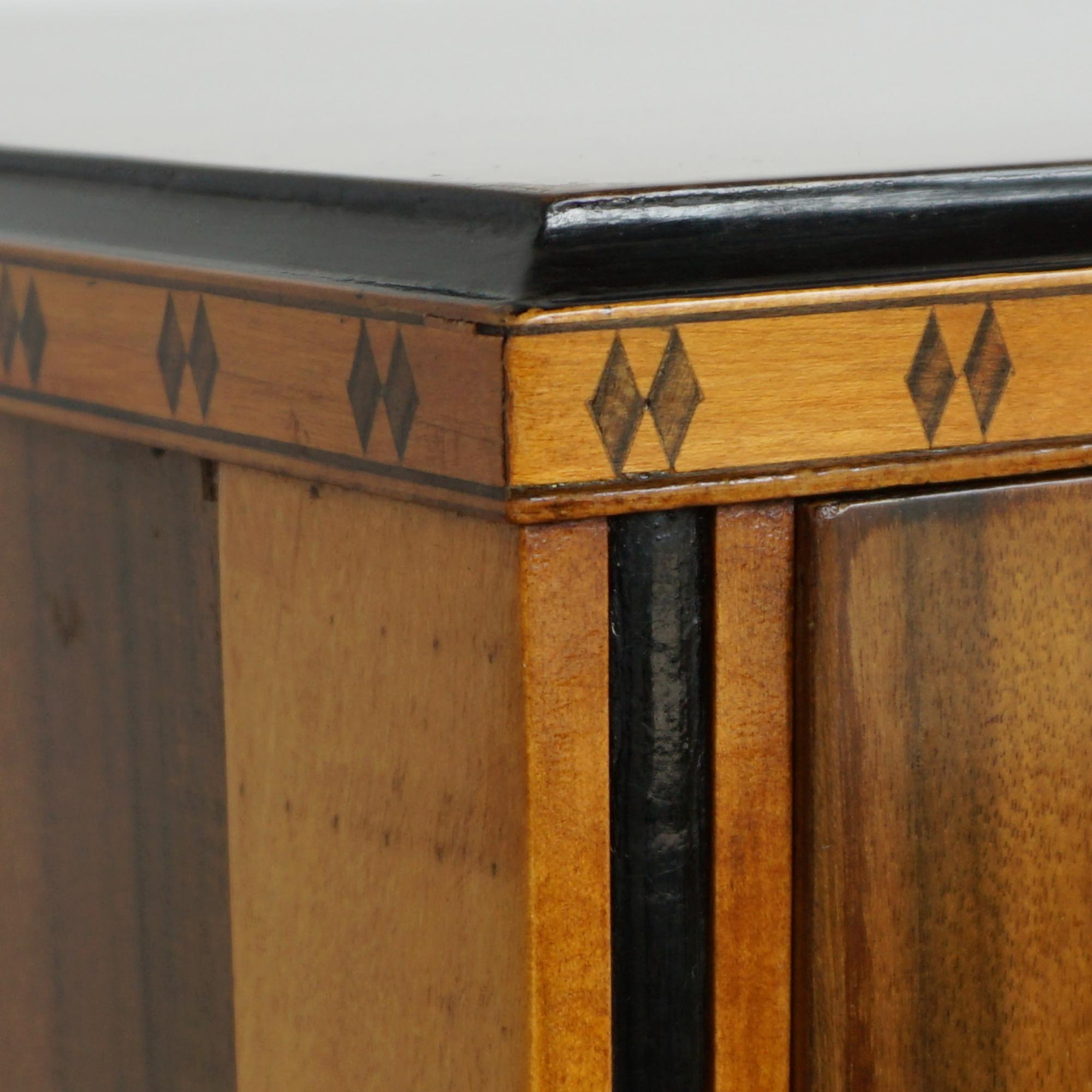 Anglais Commode à deux tiroirs Art Déco 1920 Noyer et bois satiné avec incrustation ébonisée en vente