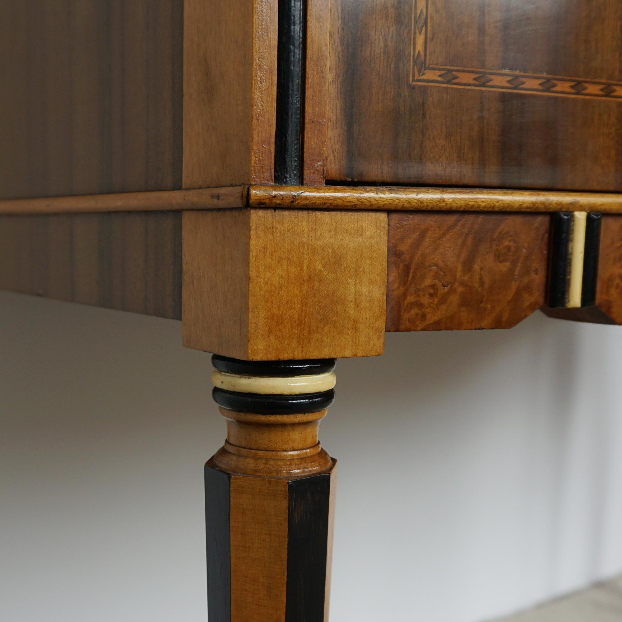 Commode à deux tiroirs Art Déco 1920 Noyer et bois satiné avec incrustation ébonisée Bon état - En vente à Forest Row, East Sussex