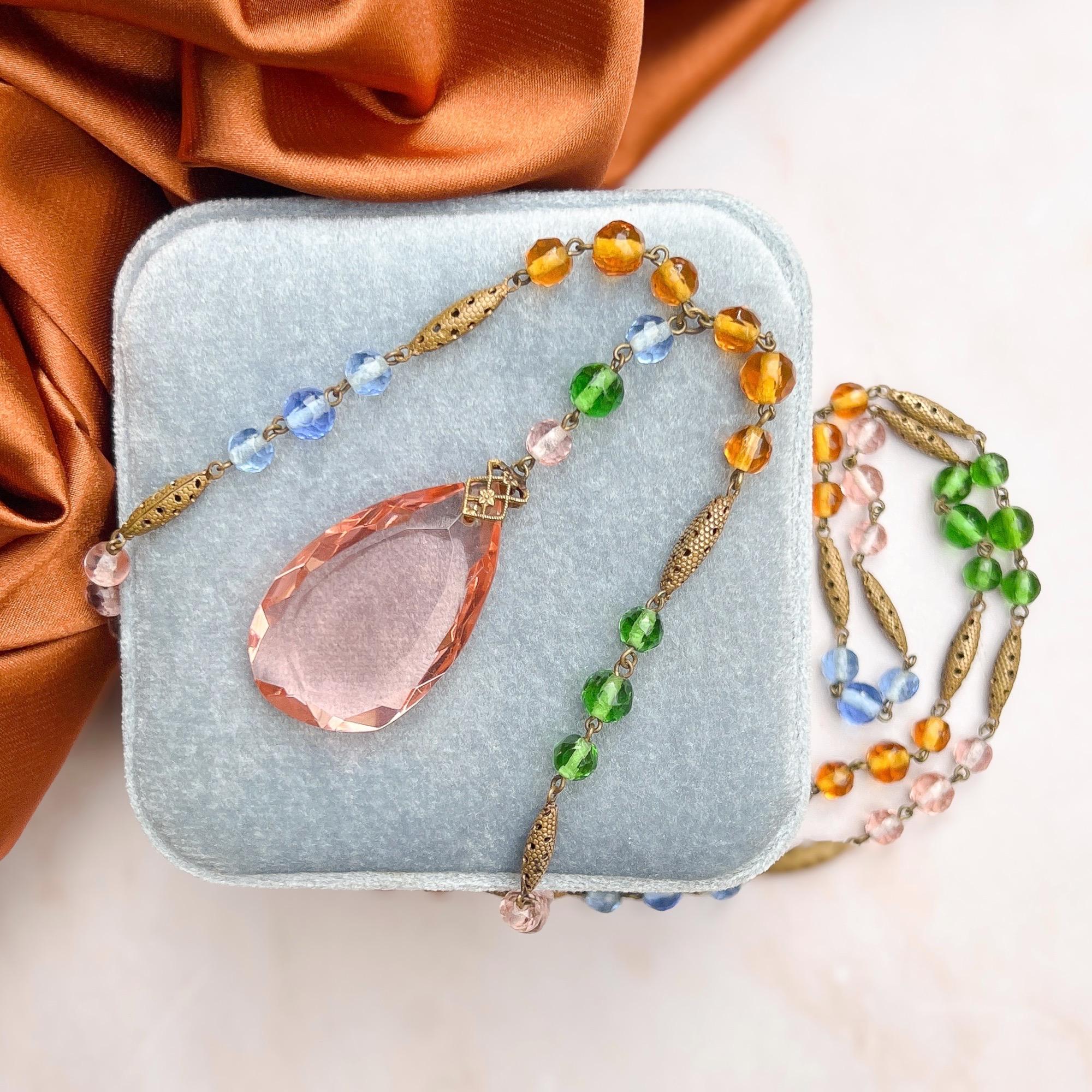 Questa deliziosa collana riflette l'abilità artigianale e l'attenzione per i dettagli che caratterizzano il design dei gioielli cecoslovacchi. 

Rapporto sulle condizioni:
Eccellente

I dettagli...
Questa collana è caratterizzata da perline