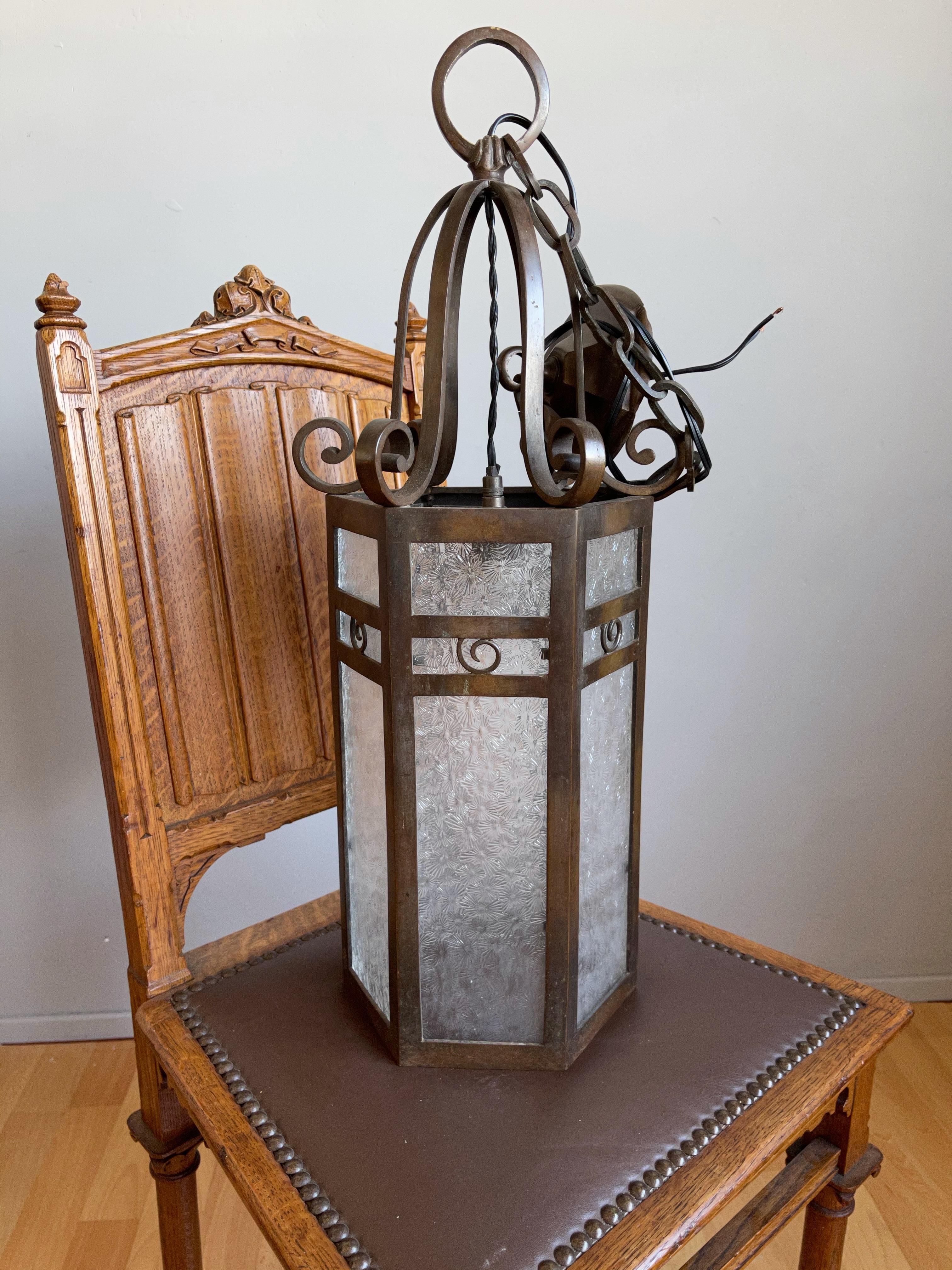 Sechseckiger Art-Déco-Anhänger/Laterne aus feiner Bronze aus den 1920er Jahren mit atemberaubendem Glas im Angebot 1
