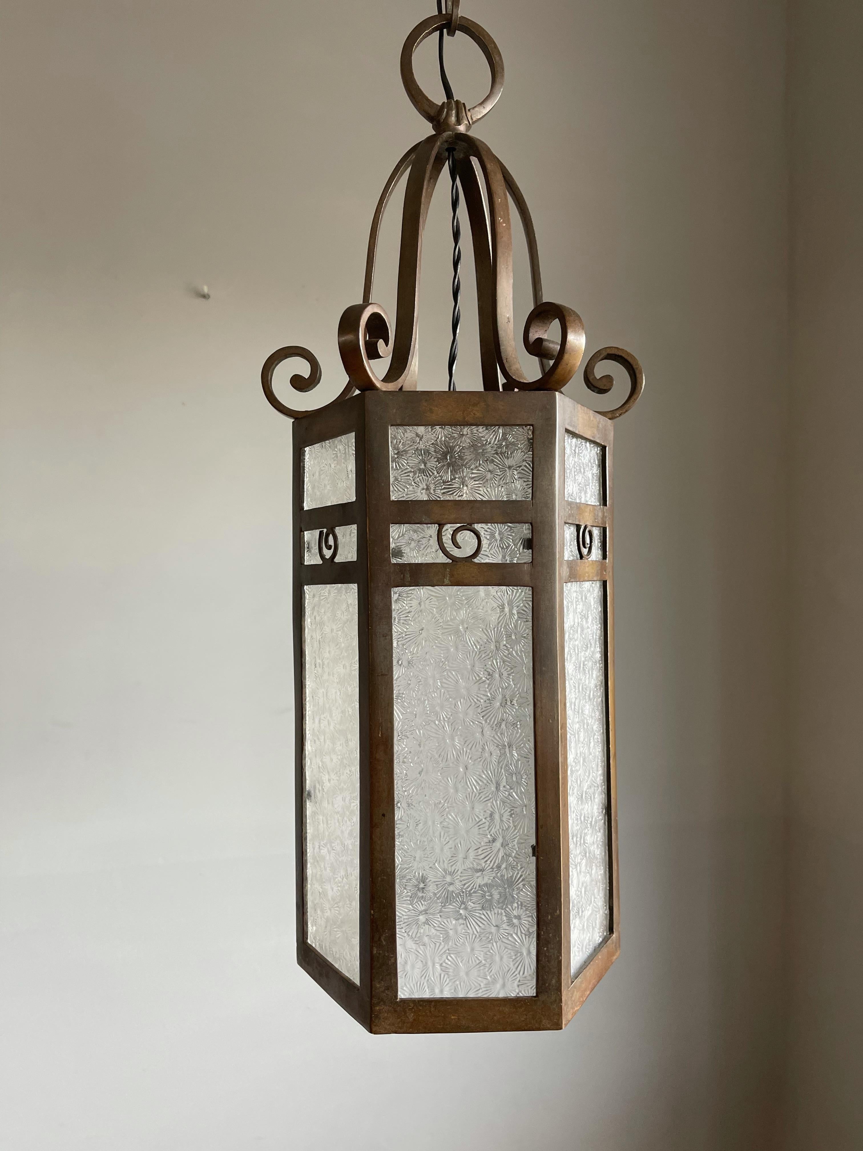 Sechseckiger Art-Déco-Anhänger/Laterne aus feiner Bronze aus den 1920er Jahren mit atemberaubendem Glas im Angebot 2
