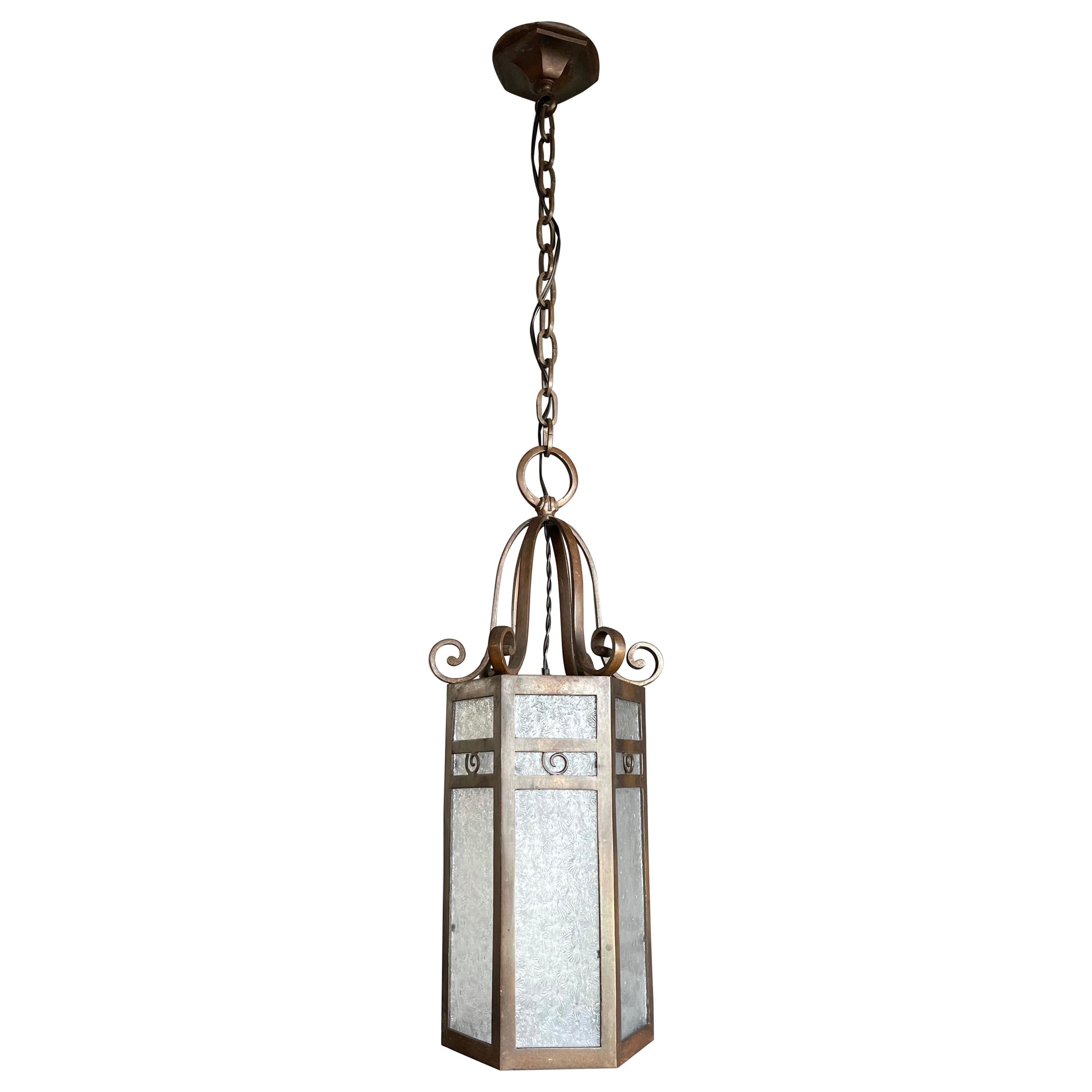 Lampe à suspension / lanterne Art Déco des années 1920 en forme d'hexagone en bronze fin avec un superbe verre