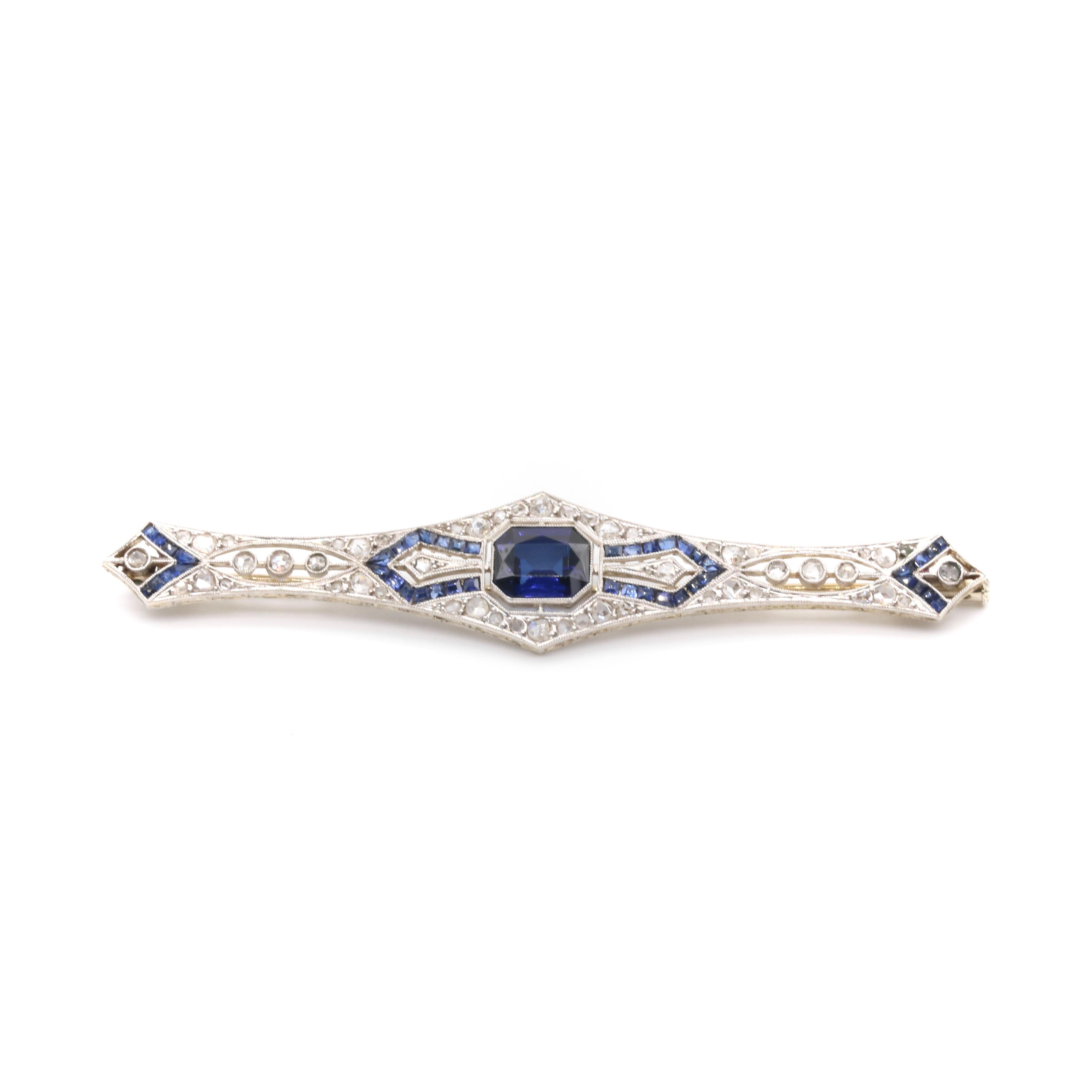 Art Deco 1920s French 18K Gold and Platinum 1.63tgw Sapphire and Diamond Brooch In Good Condition In Staines-Upon-Thames, GB