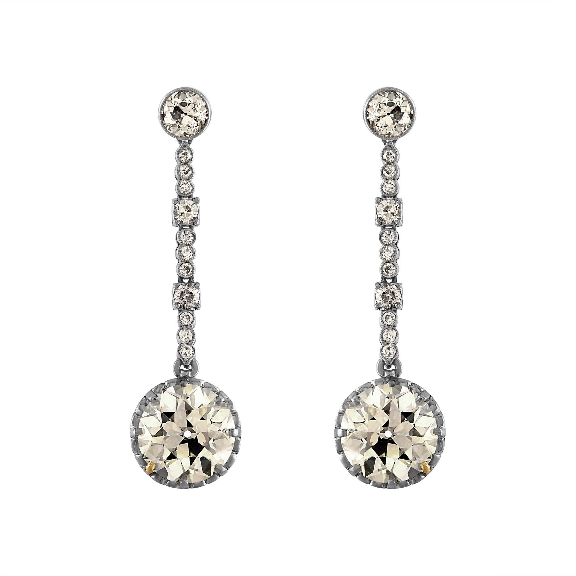 Ein schlankes und sexy Paar ART DECO 6.53ctw Diamond Drop Earrings in Platin und Gold, aus CIRCA 1920er Jahren. 
Ein einzigartiges und exquisites Paar dieser authentischen Art-Déco-Ohrringe wird Ihnen den Atem rauben! Die Platin-Dangles sind auf
